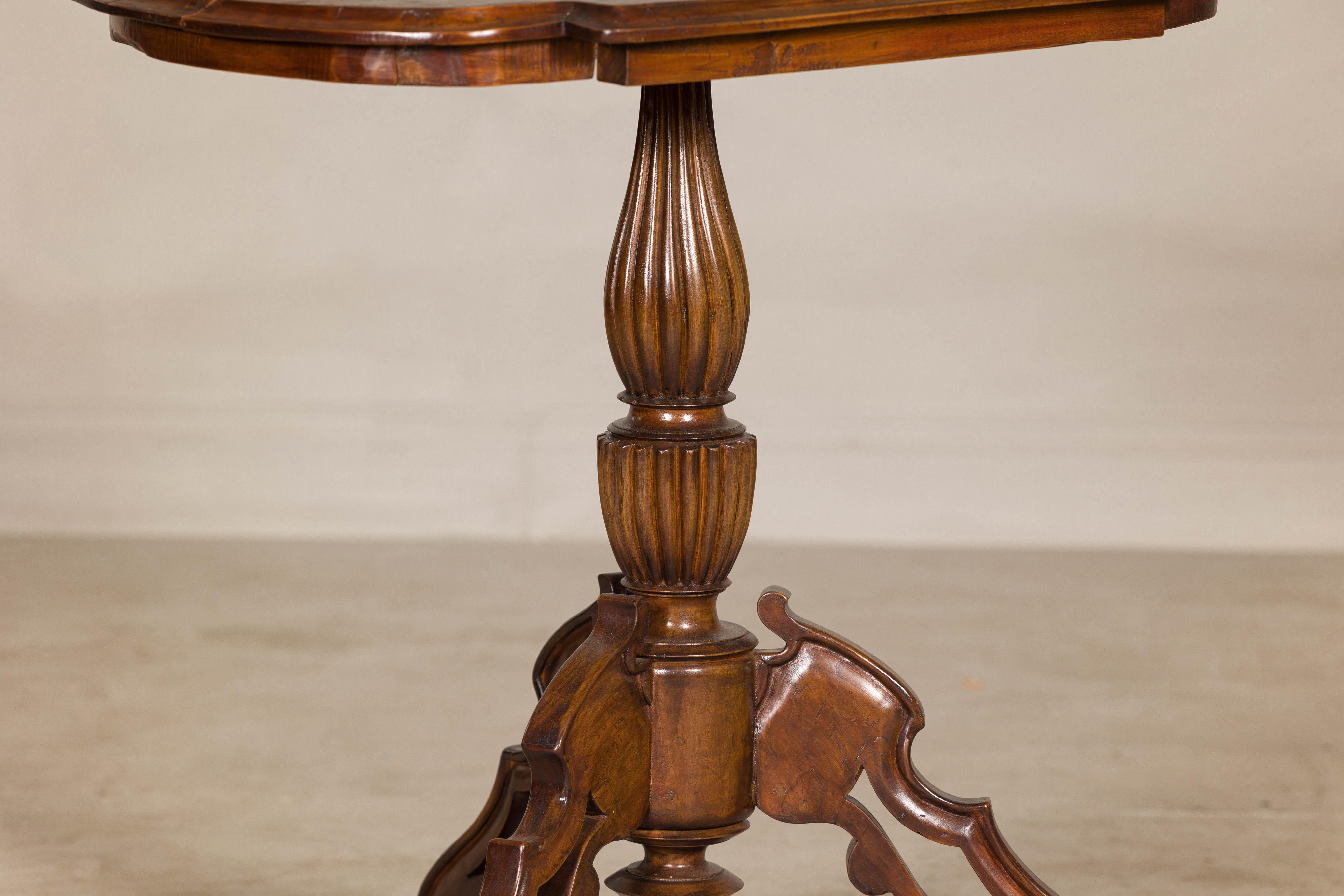 Legno Tavolo Coloniale Olandese a treppiede con piedistallo tornito e gambe a volute in vendita