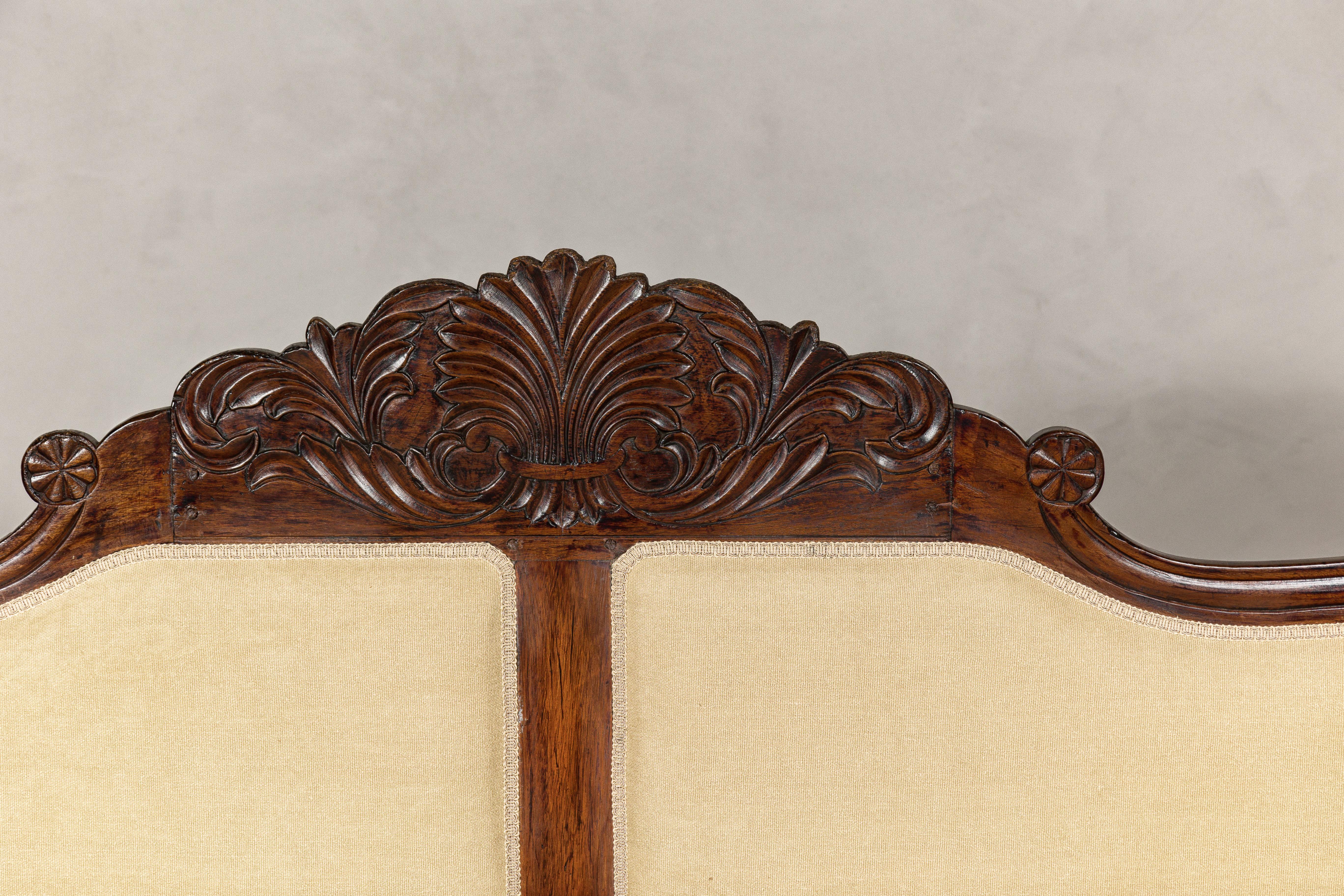 Dutch Colonial Wooden Settee with Carved Crest and Out-Scrolling Arms In Good Condition For Sale In Yonkers, NY