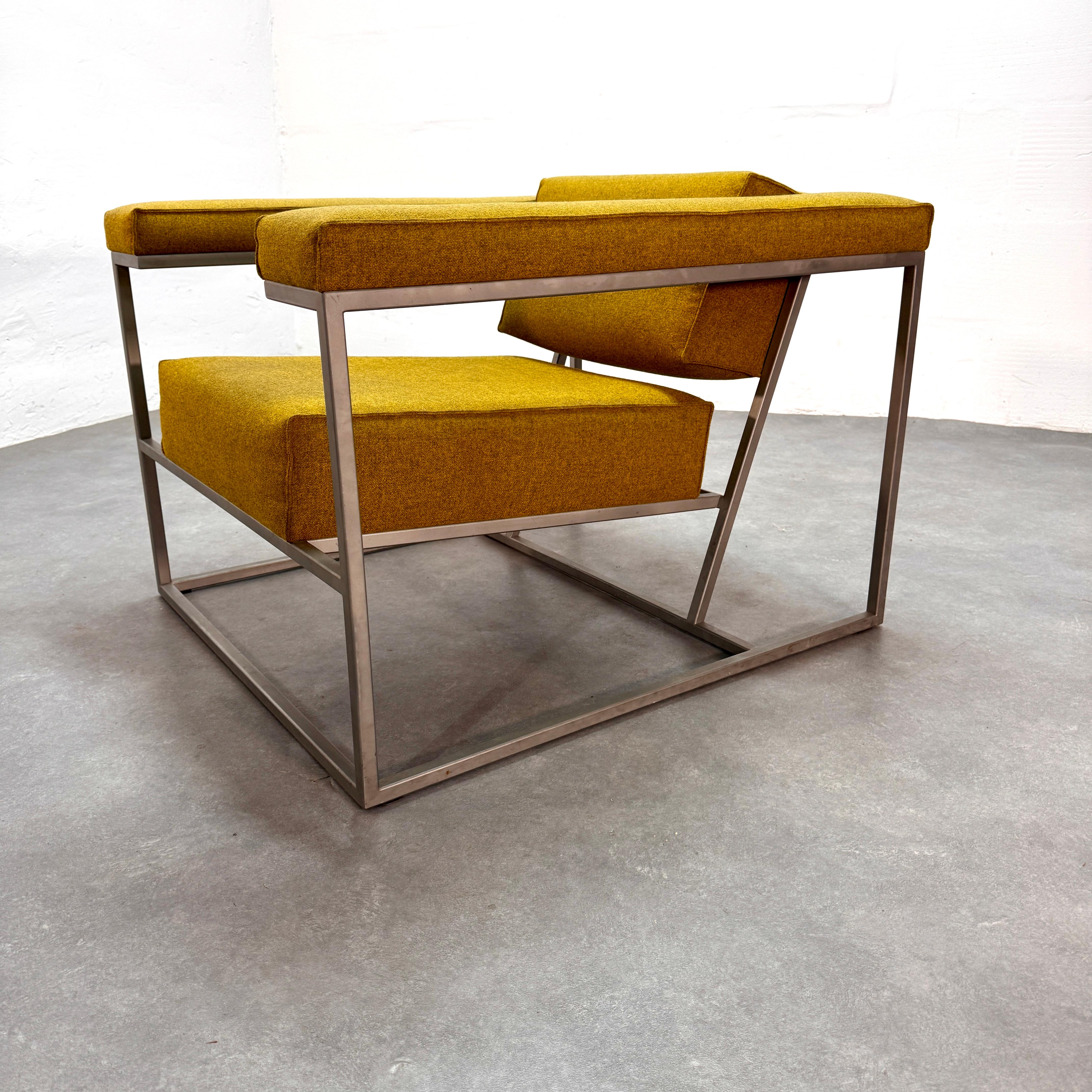This contemporary Metropolis easy chair was designed in 2005 by Dutch Designer Roderick VOS for Spectrum. 

The steel frame and original wool Dutch design (de Ploeg) fabric are in excellent condition. 

The geometrical and transparent design did not