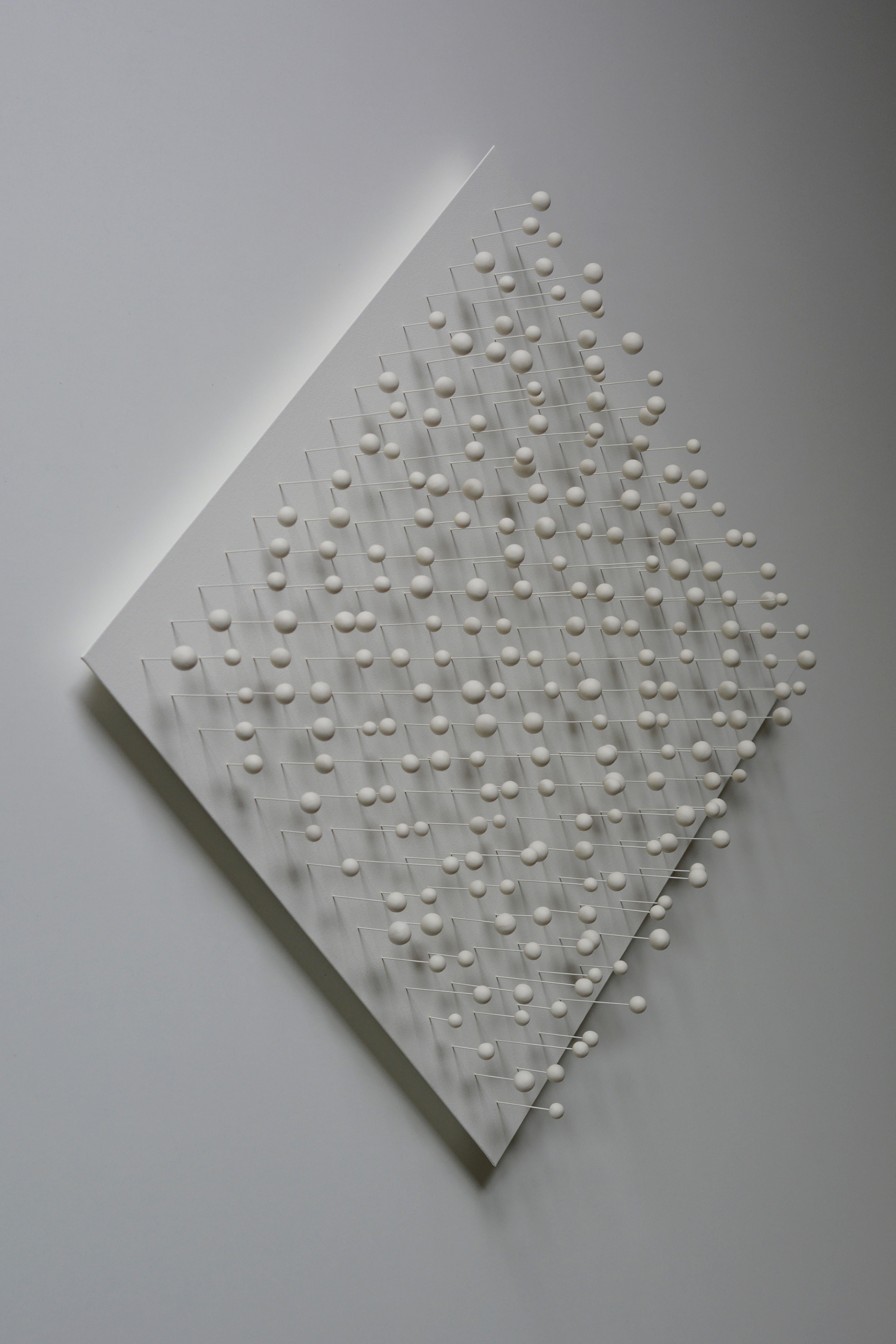 Jonne Stout (1993) a étudié à l'École des arts d'Utrecht (HKU) et a obtenu son diplôme en 2019. La céramique est un matériau principal dans son travail, elle recherche des caractéristiques spécifiques dans ce matériau comme la texture et le son.