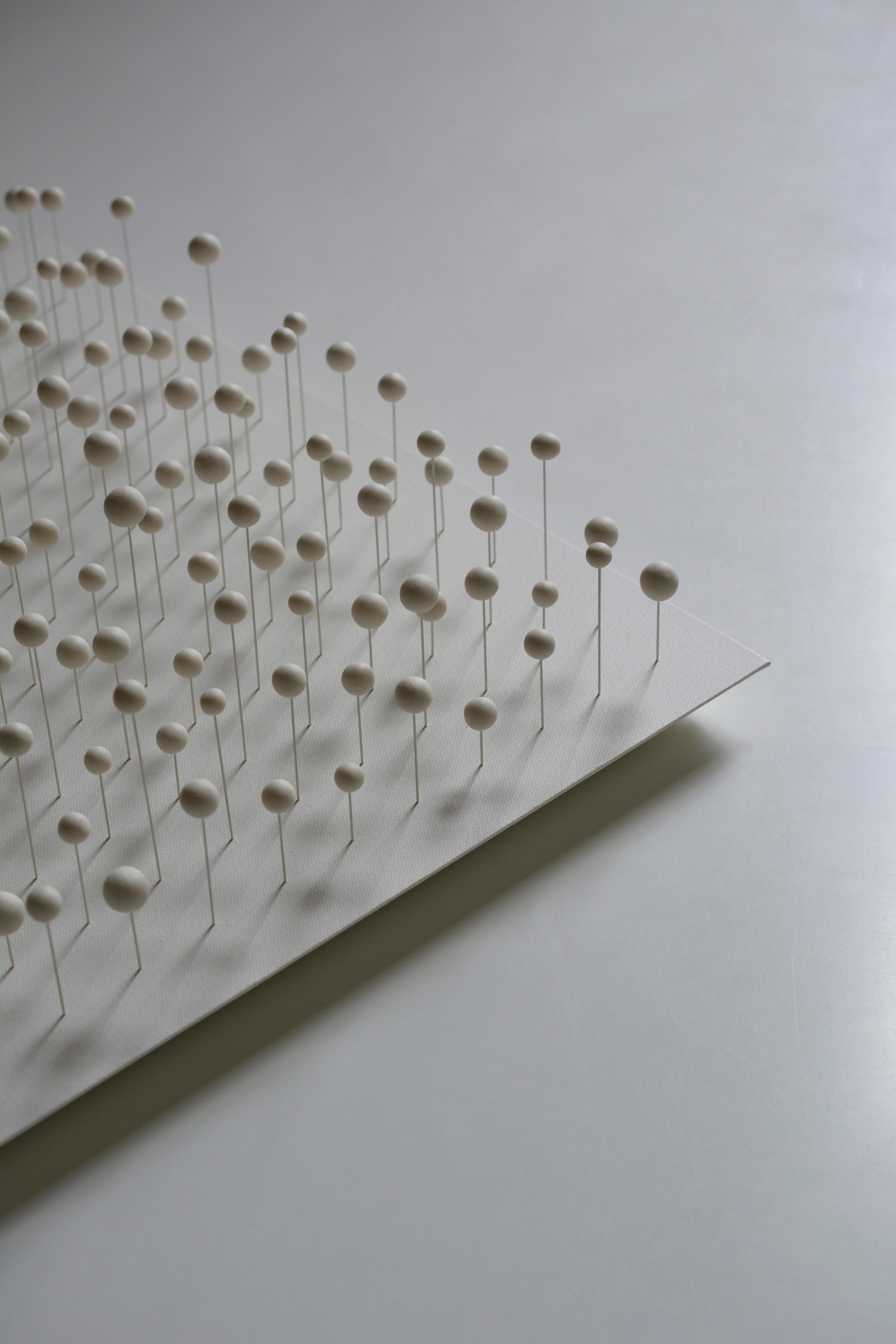 Minimaliste Art mural contemporain néerlandais en porcelaine 1st Rhyme par Jonne Stout en vente
