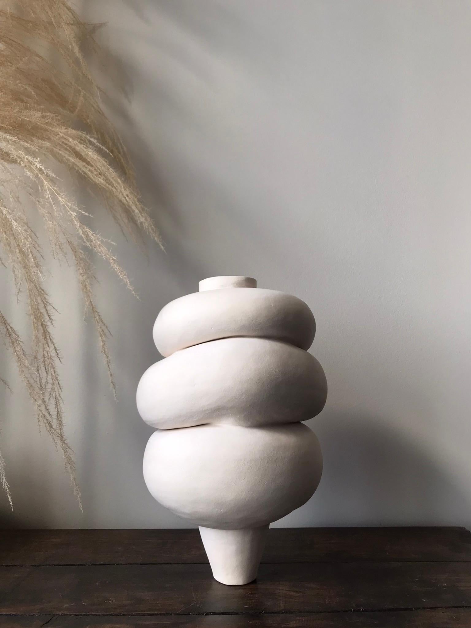 Ogni pezzo in ceramica di Françoise Jeffrey è fatto a mano, costruito a bobina, dalla forma organica e unico a modo suo, creando così un design essenziale e senza tempo. Perfettamente imperfetto, ispirato alla filosofia giapponese wabi-sabi.

Per