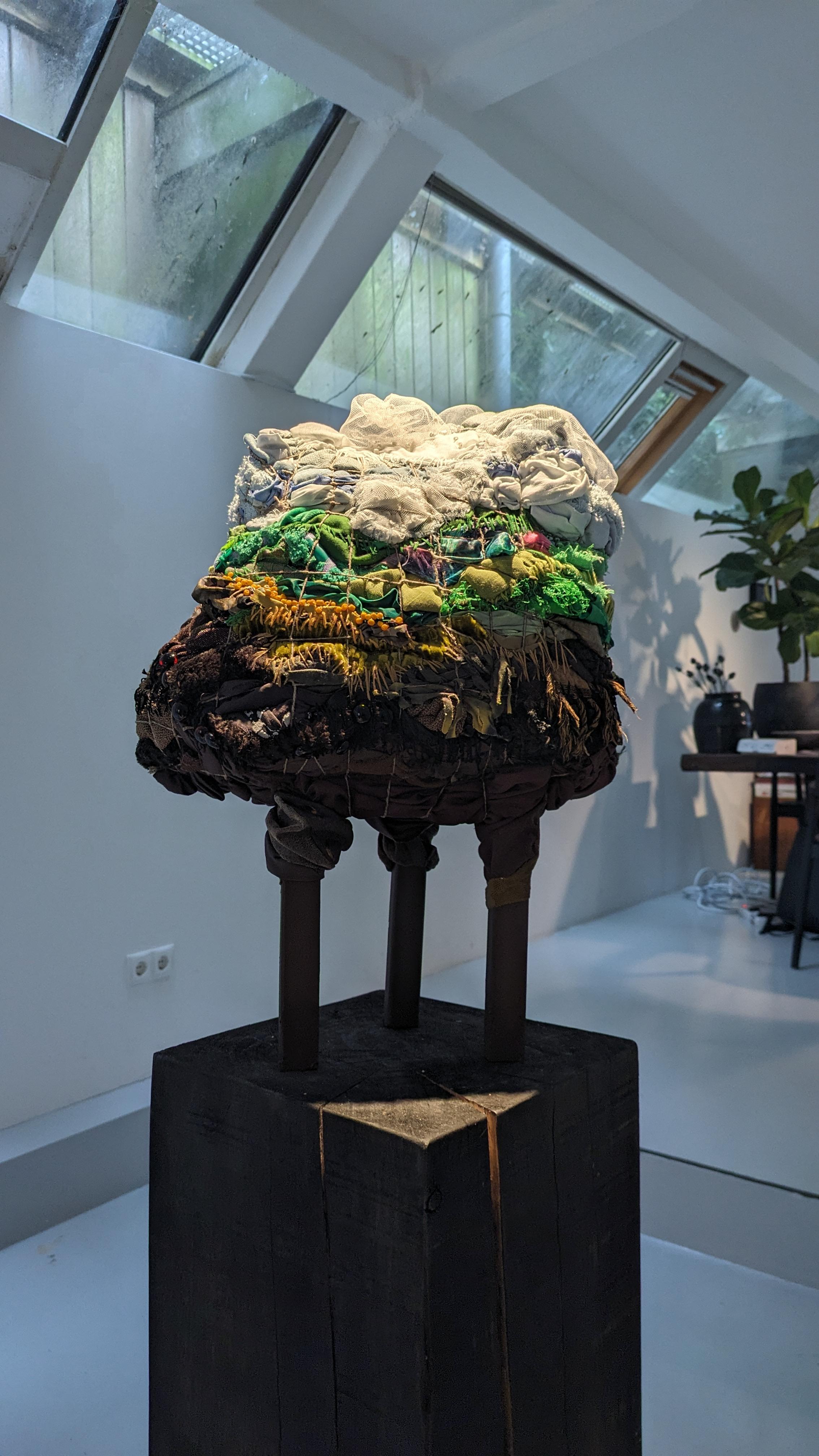 Una piccola scultura, quasi animata, una creatura. 'Un pezzo di Terra' assomiglia in un certo senso ai fasci di rifiuti tessili che vengono spediti nei paesi poveri, a causa delle tonnellate di tessuti e indumenti che scartiamo e che non hanno una