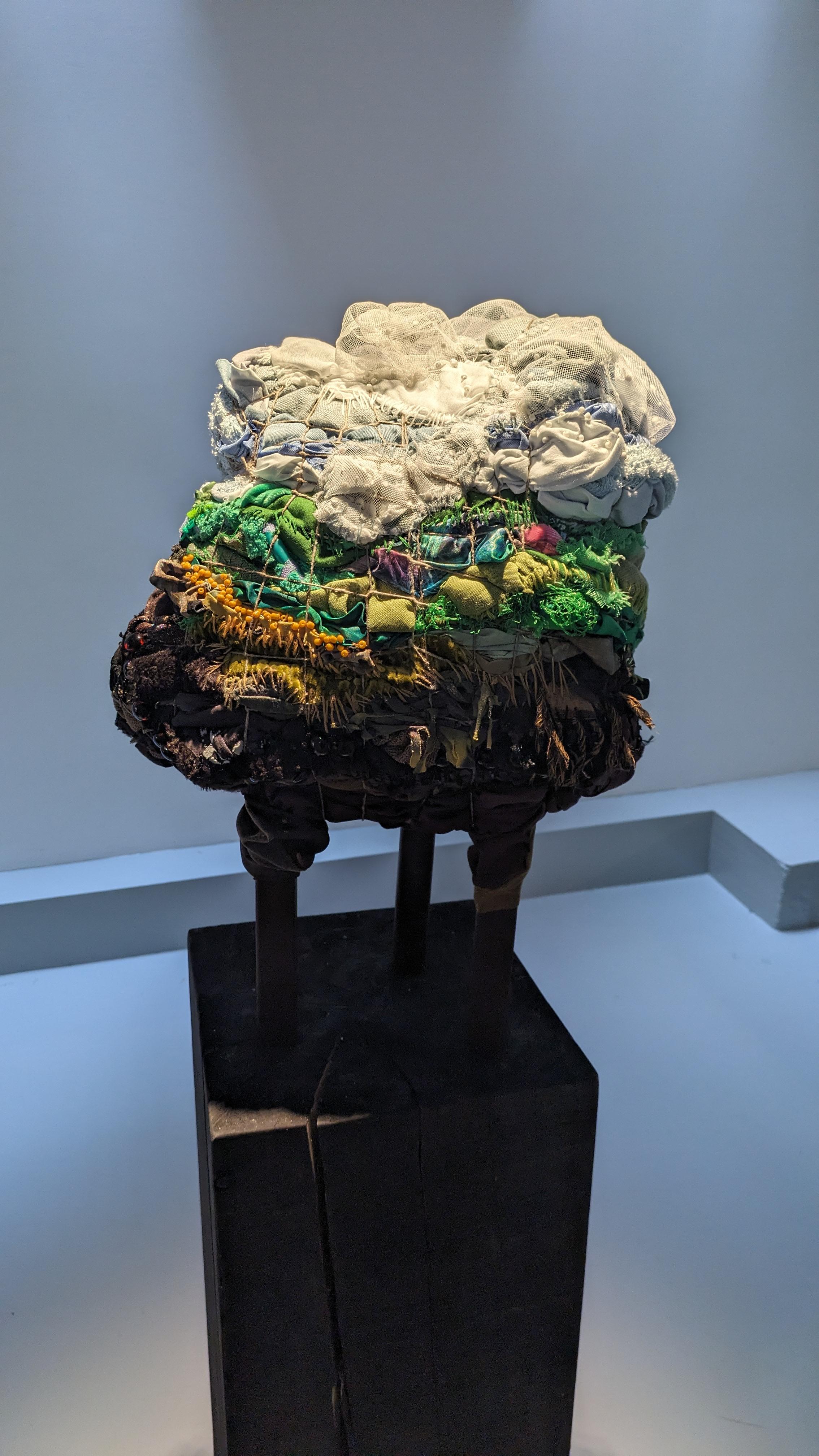 Ricamato Scultura d'arte tessile contemporanea olandese A Chunk of Earth di Femke van Gemert in vendita