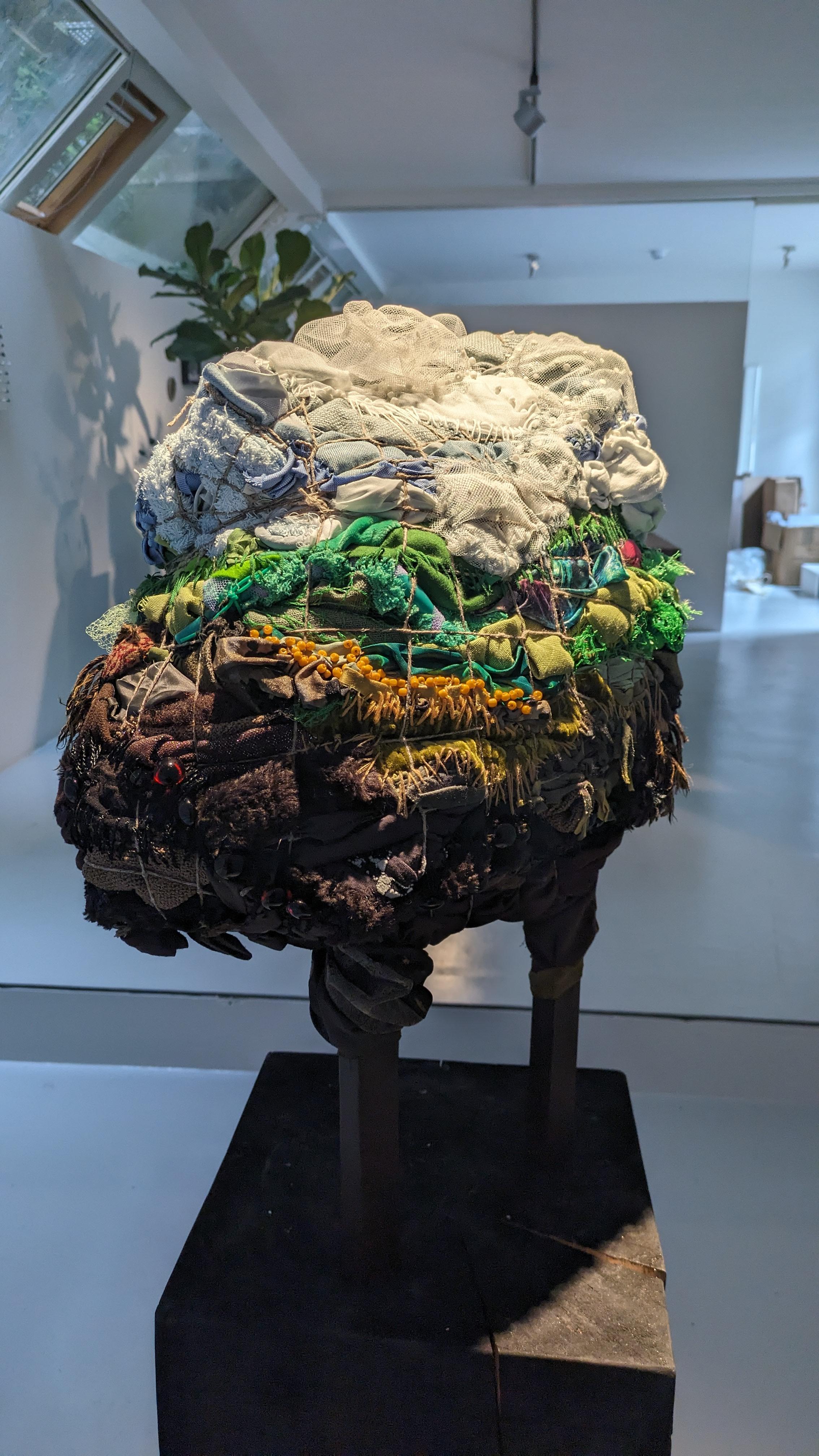 XXI secolo e contemporaneo Scultura d'arte tessile contemporanea olandese A Chunk of Earth di Femke van Gemert in vendita