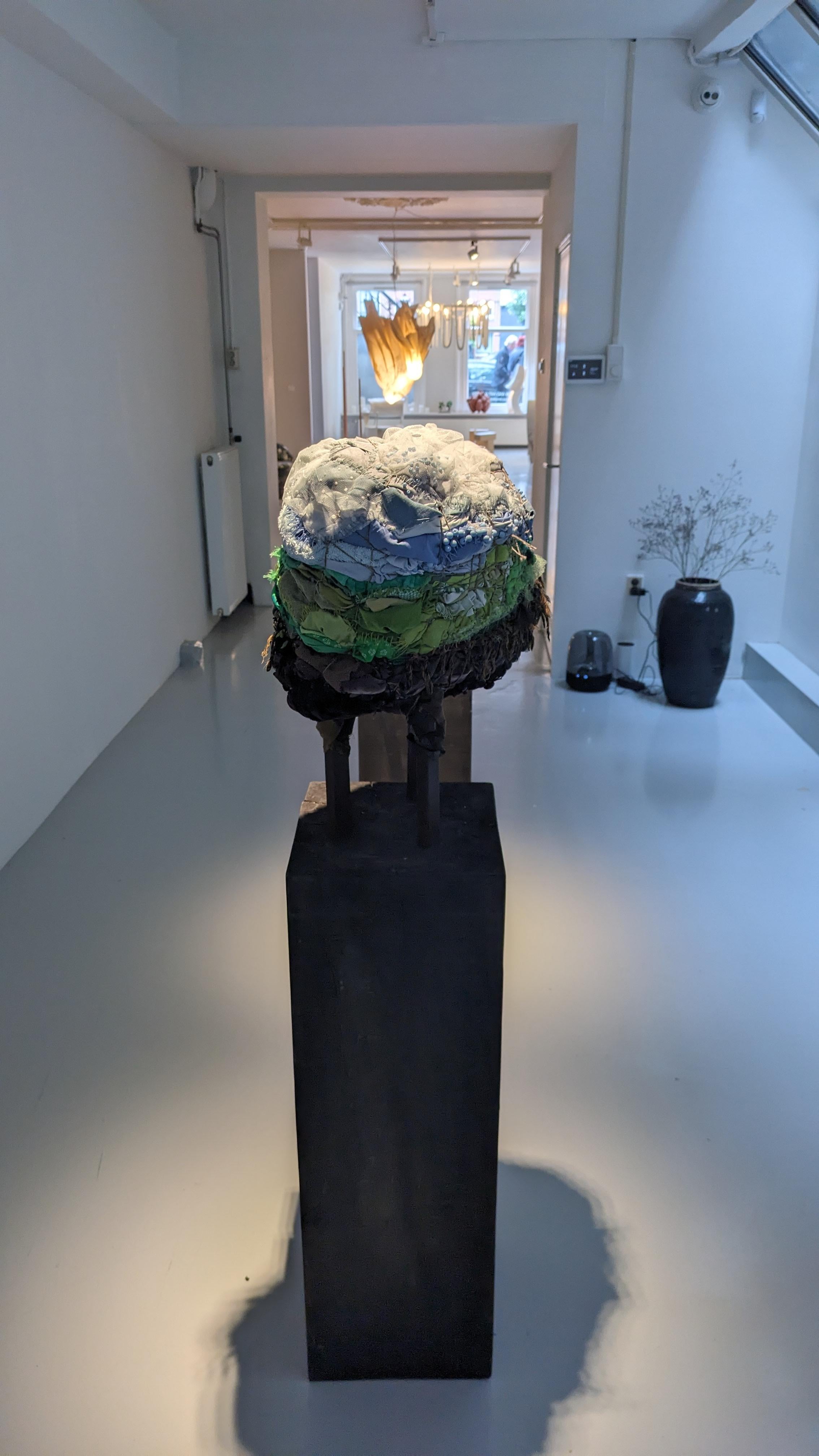 Tessile Scultura d'arte tessile contemporanea olandese A Chunk of Earth di Femke van Gemert in vendita