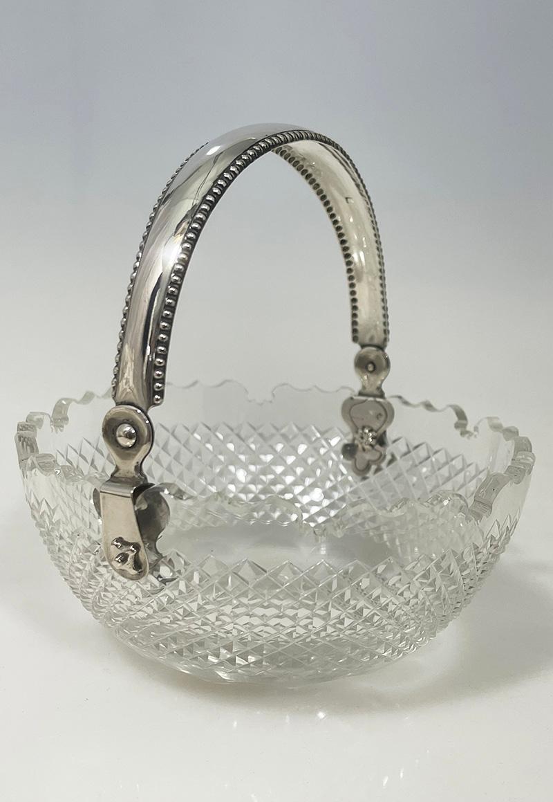 Cuenco de cristal holandés con asa de plata, 1903

Un cuenco de cristal con asa giratoria de plata. El cuenco con cristal tallado en forma de diamante con un bonito borde (muestra algo de uso). El fondo con estrella tallada en cristal (el borde