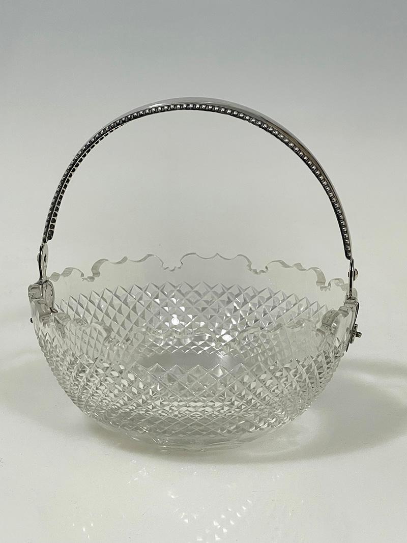 Cuenco de cristal holandés con asa de plata, 1903 en venta 1