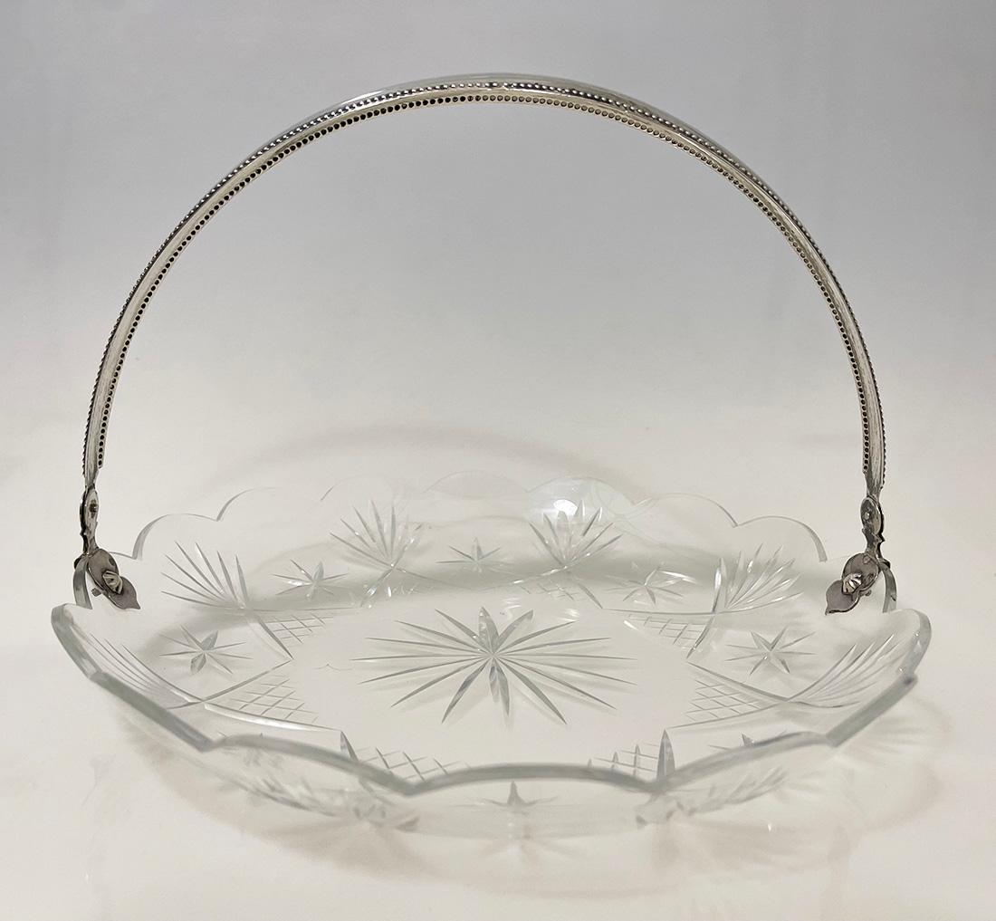 Niederländische Kristallschale mit silbernem Henkel, 1909

Eine holländische Kristallschale mit schwingendem Silbergriff. Der Silbergriff mit Perlenkanten ist aus holländischem Silber, gepunzt mit dem 