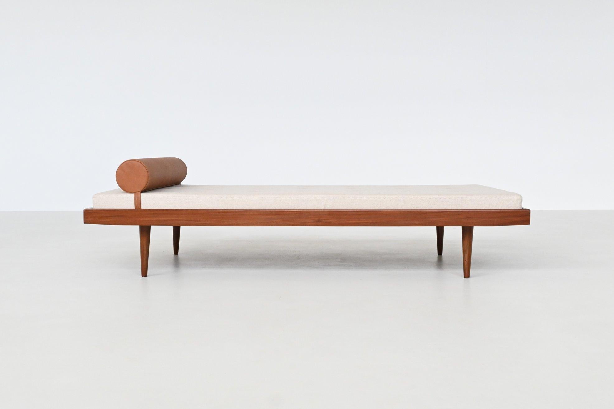 Magnifique lit de jour hollandais de forme inconnue, designer ou fabricant inconnu, Pays-Bas 1960. Ce lit de jour hollandais des années 1960 allie harmonieusement fonctionnalité et design classique. Il est fabriqué en teck et équipé d'un matelas