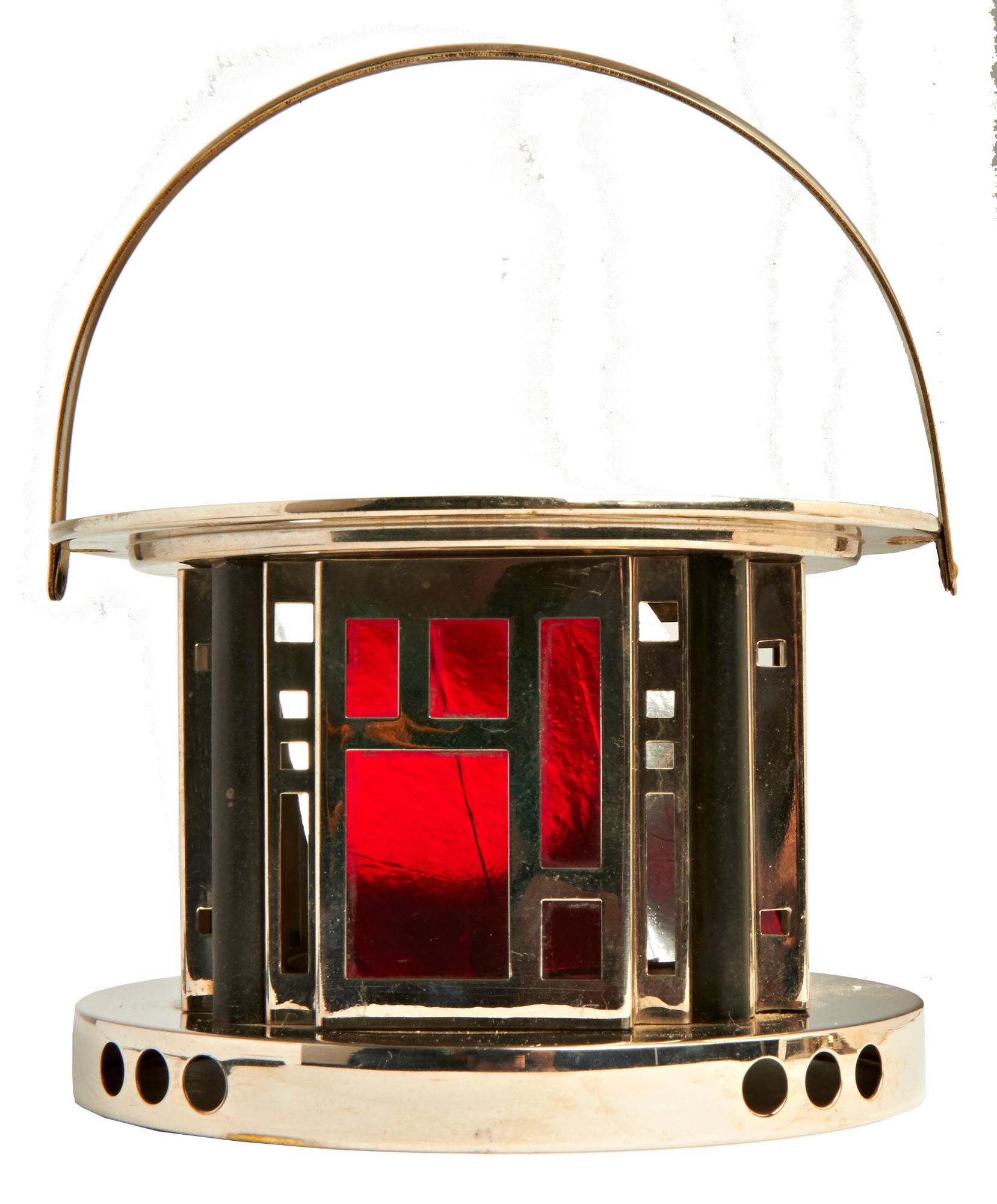 This Dutch De Stijl chrome plated, black Bakelite and red Acrylic oil lamp/table warmer is the round version of these iconic designs of Dutch company, Daalerdrop Tiel. The round top and bottom sandwiches a square housing that is in amazing condition