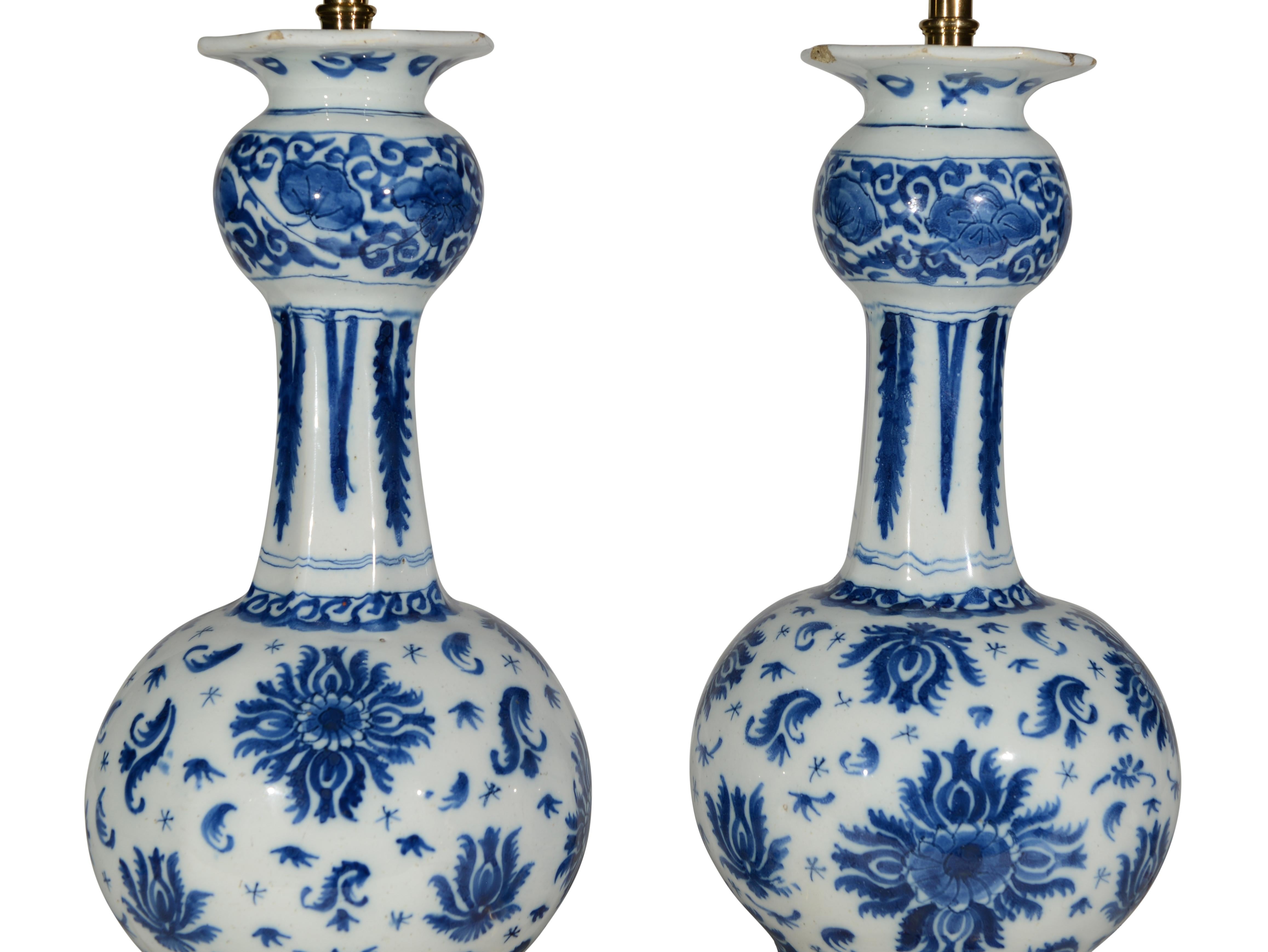 Superbe paire de vases Delft hollandais du XVIIIe siècle de petite taille, chacun décoré dans des tons de bleu sur fond blanc, magnifiquement orné de fleurs de chrysanthèmes exotiques et de détails floraux et feuillus stylisés au niveau du col et de