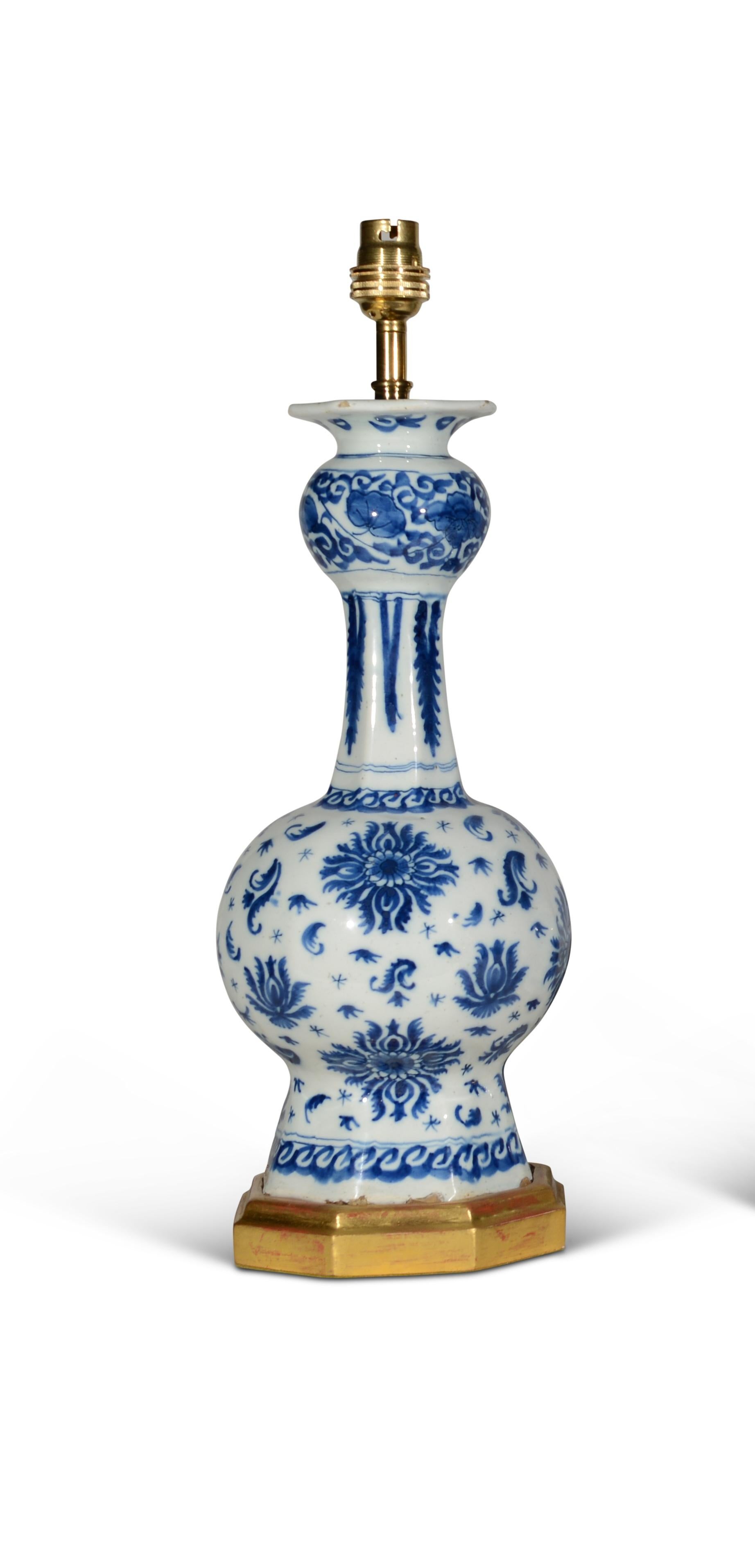 Néerlandais Paire de lampes de table bleues et blanches de style Delft hollandais du XVIIIe siècle à petite échelle en vente
