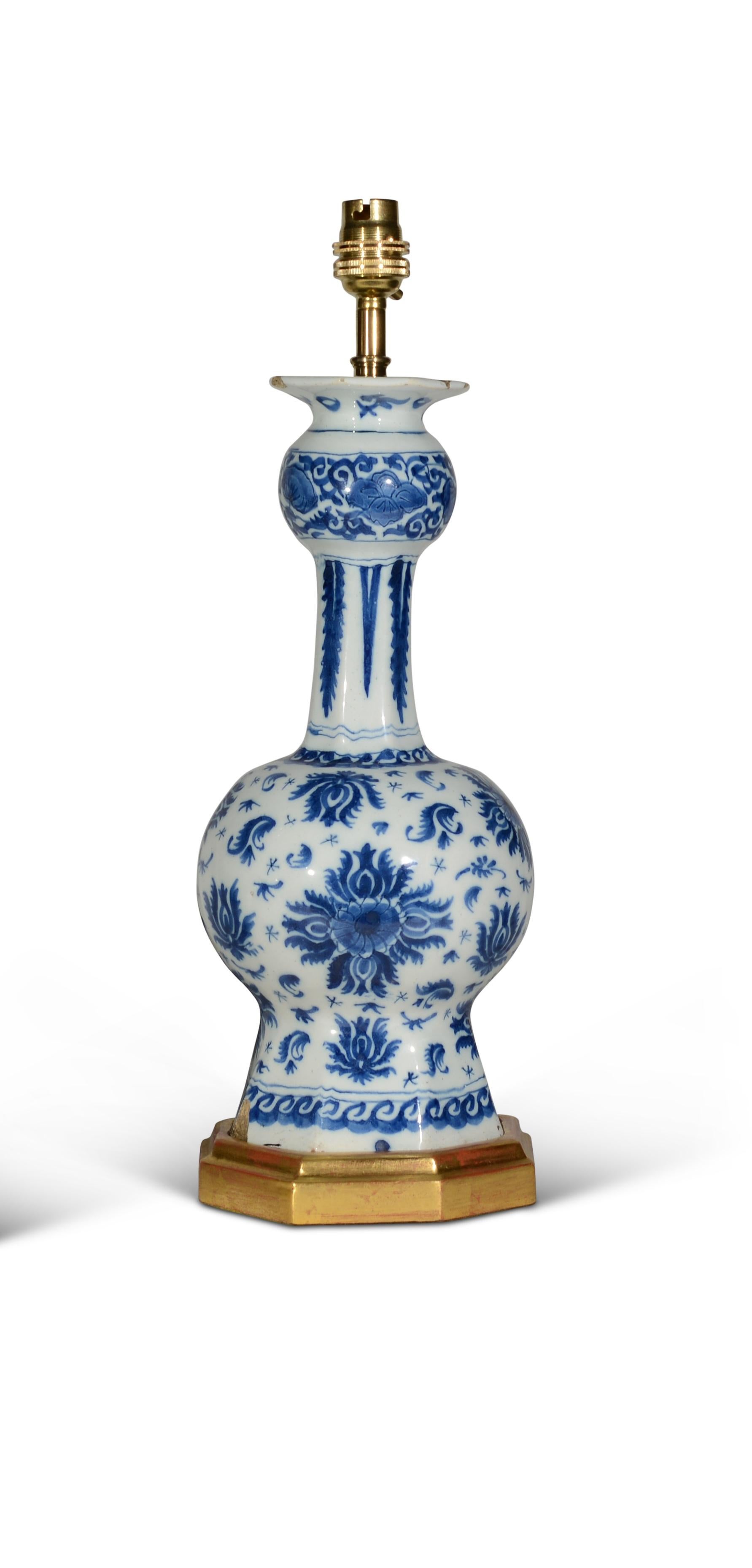 Vernissé Paire de lampes de table bleues et blanches de style Delft hollandais du XVIIIe siècle à petite échelle en vente