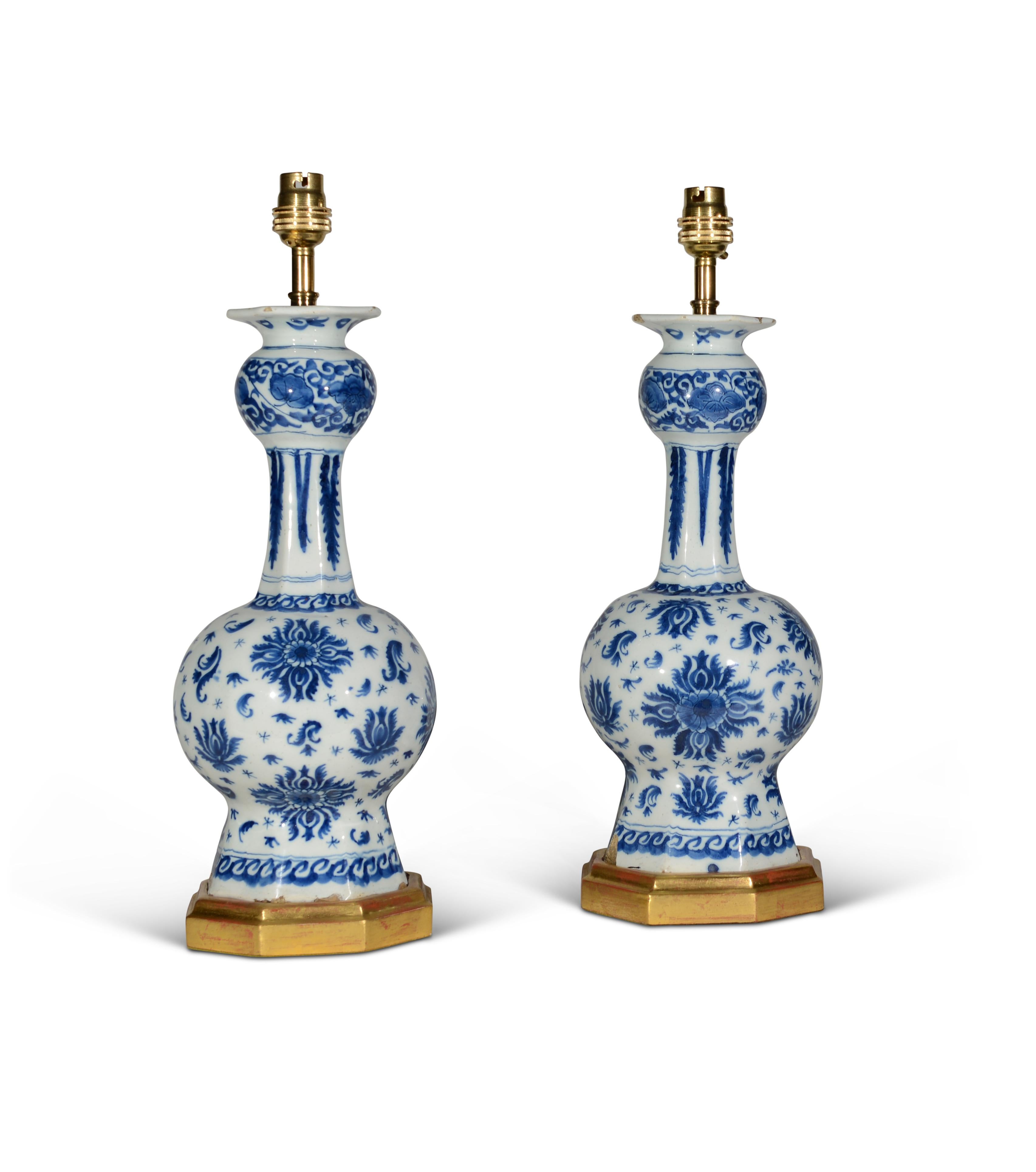 Paire de lampes de table bleues et blanches de style Delft hollandais du XVIIIe siècle à petite échelle Bon état - En vente à London, GB