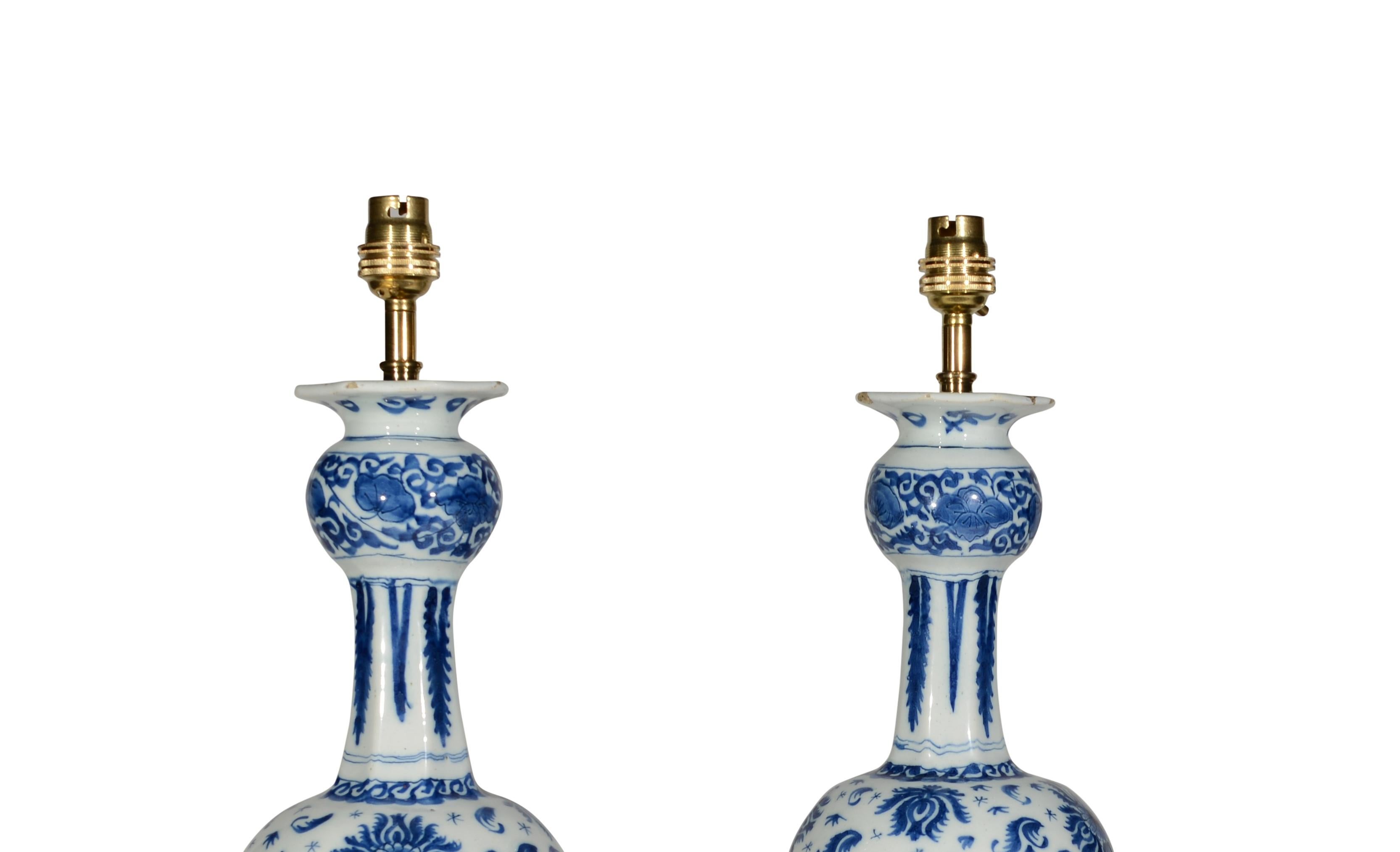 XVIIIe siècle et antérieur Paire de lampes de table bleues et blanches de style Delft hollandais du XVIIIe siècle à petite échelle en vente