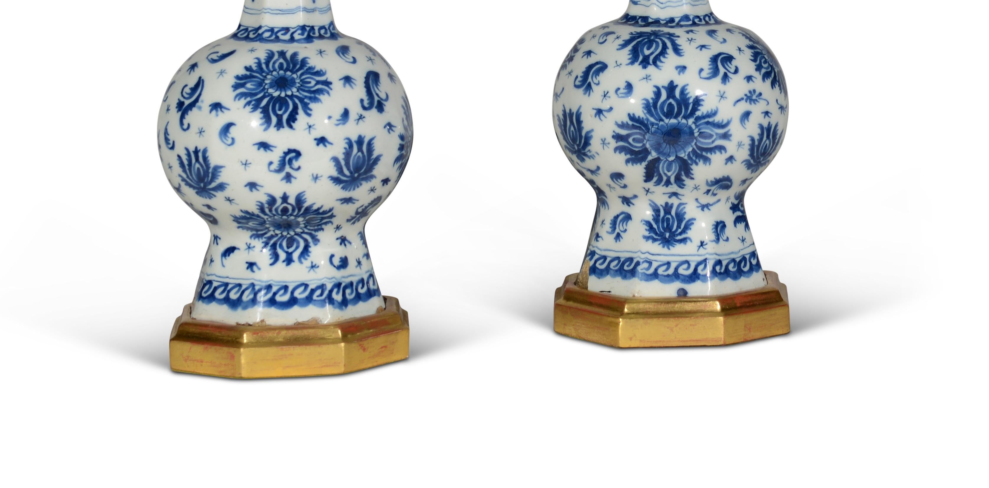 Faïence de Delft Paire de lampes de table bleues et blanches de style Delft hollandais du XVIIIe siècle à petite échelle en vente