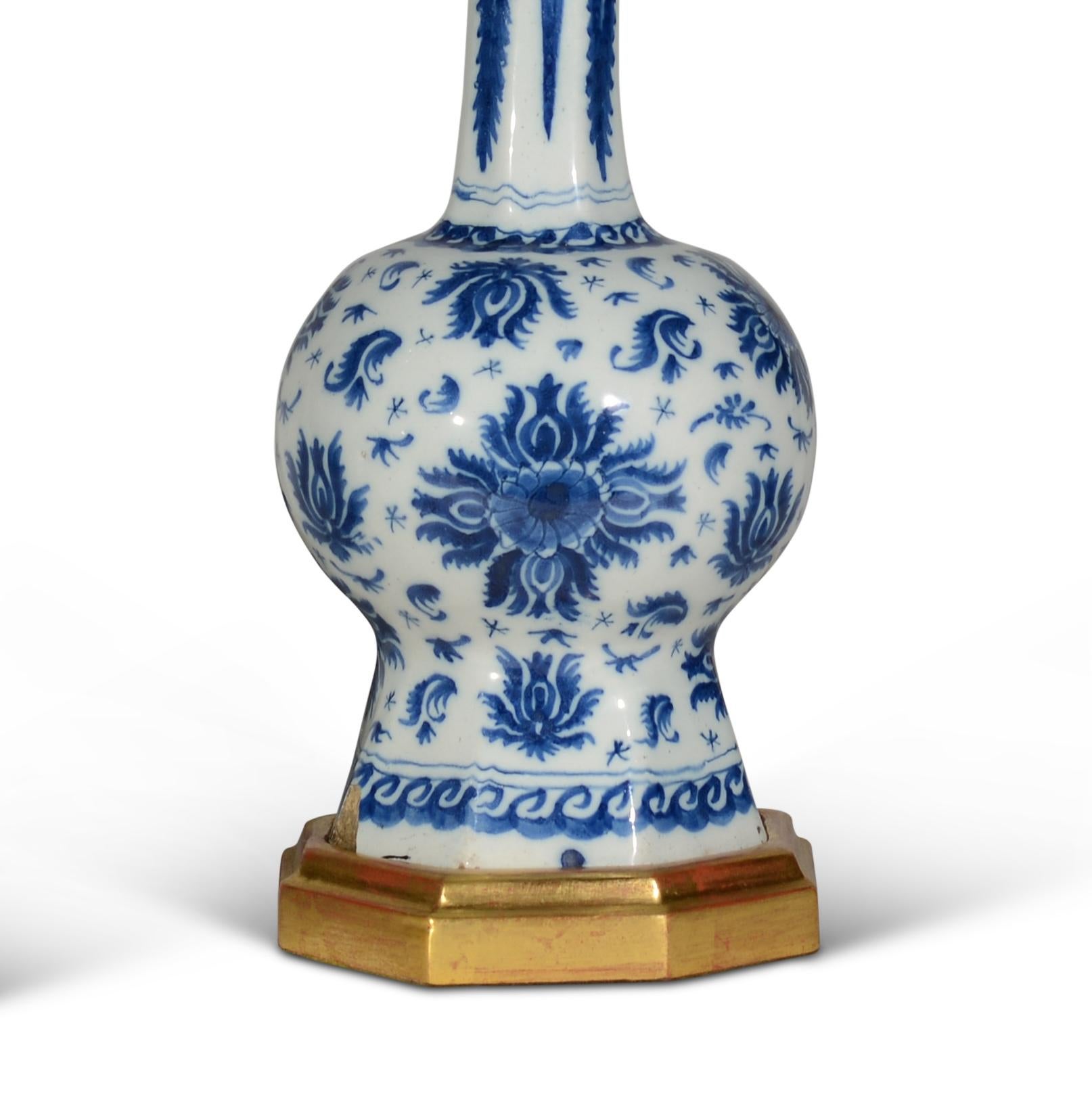 Paire de lampes de table bleues et blanches de style Delft hollandais du XVIIIe siècle à petite échelle en vente 1