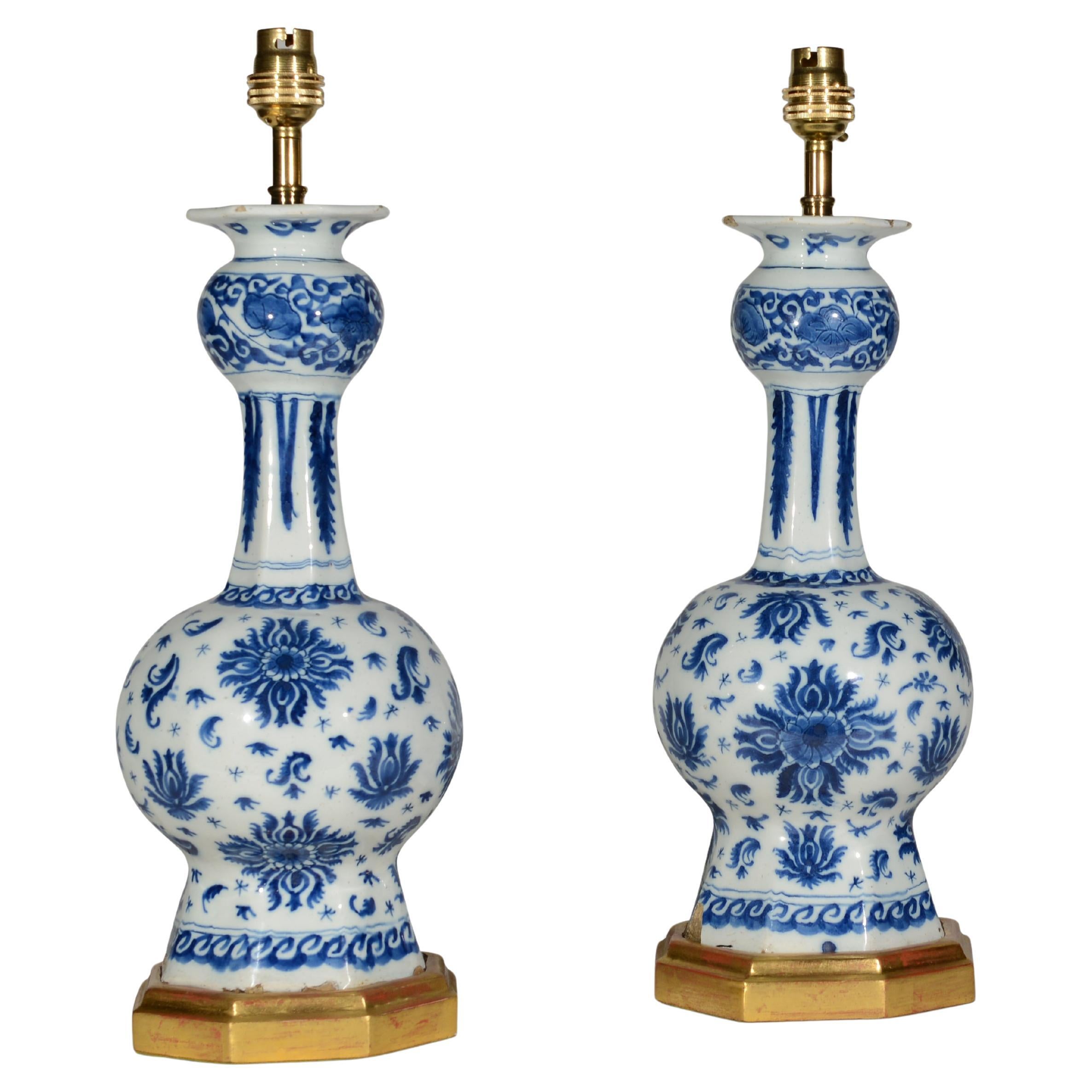 Paire de lampes de table bleues et blanches de style Delft hollandais du XVIIIe siècle à petite échelle en vente