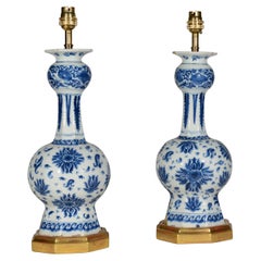 Paire de lampes de table bleues et blanches de style Delft hollandais du XVIIIe siècle à petite échelle