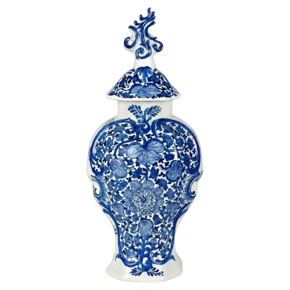 Vaso olandese con coperchio in ceramica blu e bianca di Delft, con il marchio “The Axe”, CIRCA 1770