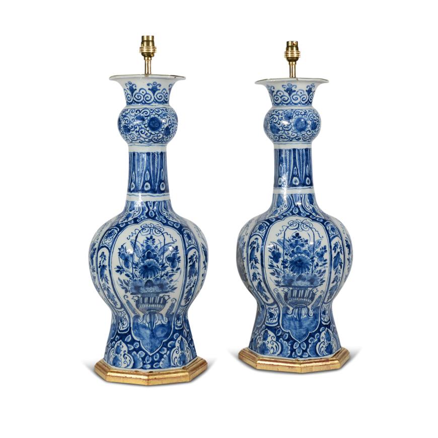 Ein großartiges Paar großer holländischer Delft-Vasen aus dem frühen 18. Jahrhundert, die durchgehend in Blautönen auf weißem Grund mit wundervollem Chinoiserie-Dekor im Kangxi-Stil mit Blumenkörben und Ornamenten verziert sind, mit weiteren