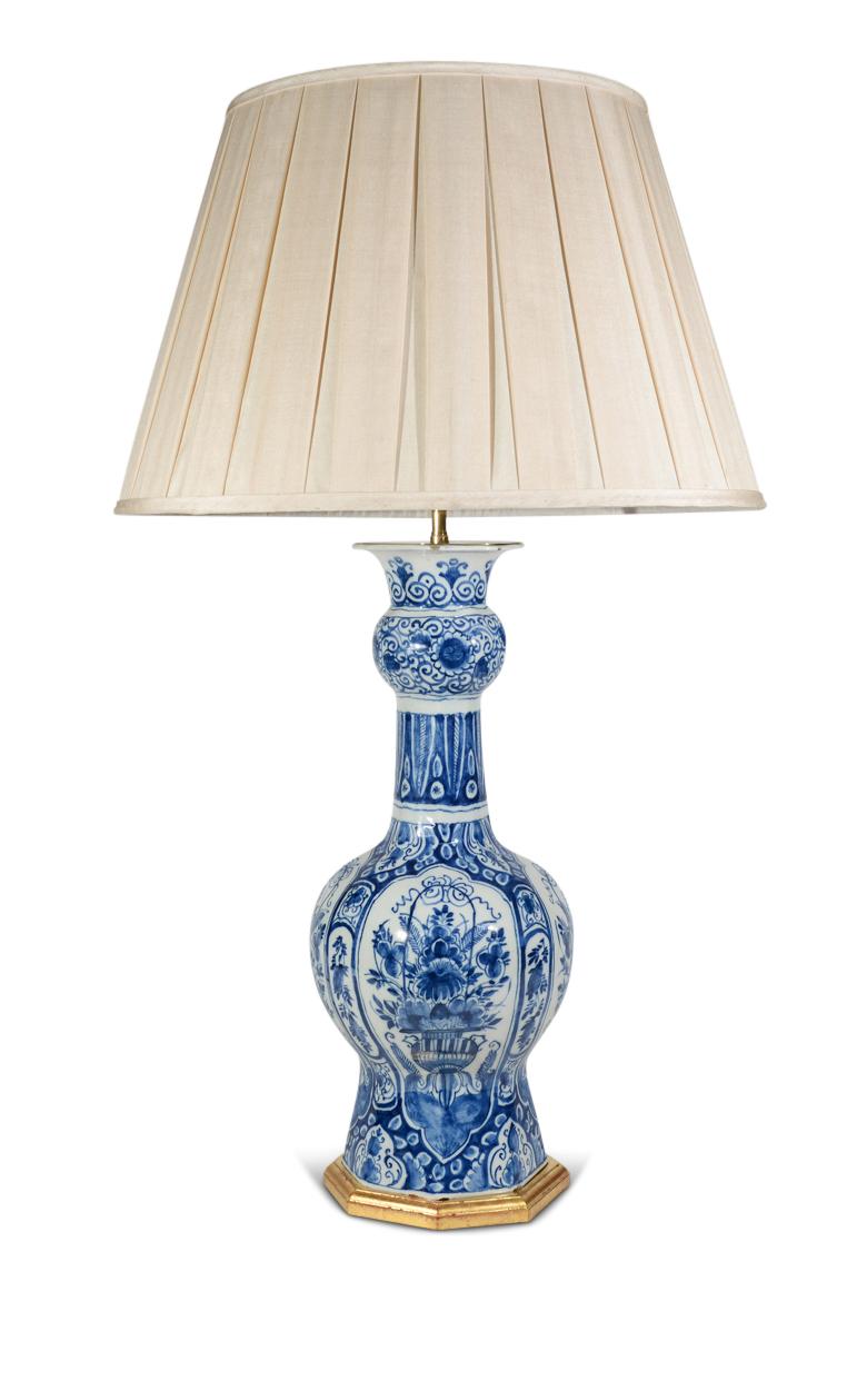 Chinoiserie Niederländisch Delft Blau und Weiß Paar Tischlampen, frühes 18. Jahrhundert (Glasiert) im Angebot