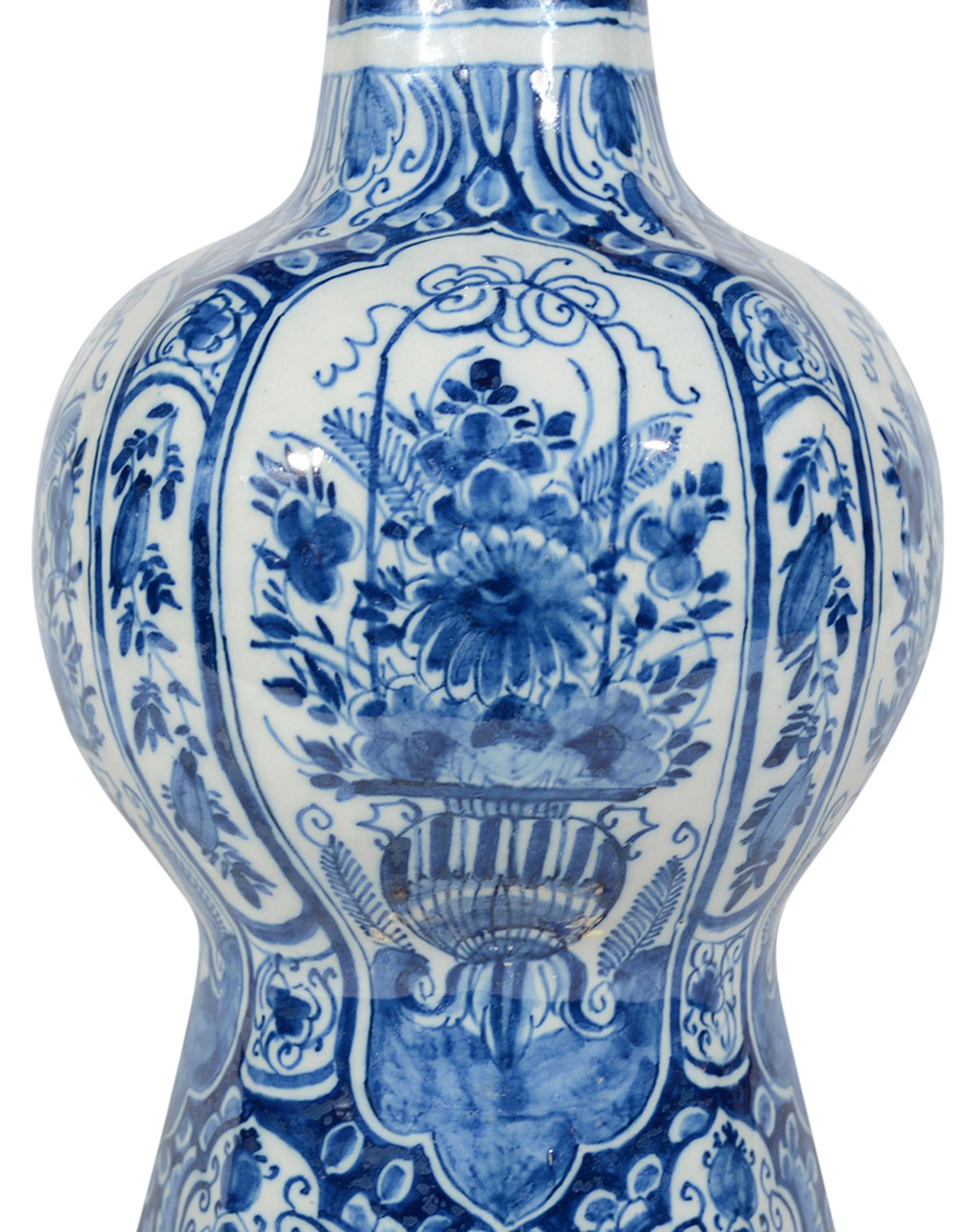 Chinoiserie Niederländisch Delft Blau und Weiß Paar Tischlampen, frühes 18. Jahrhundert (18. Jahrhundert und früher) im Angebot