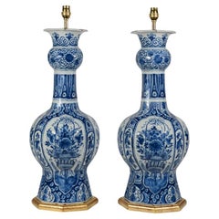 Paire de lampes de table en Delft bleu et blanc, début du XVIIIe siècle, de style chinois.