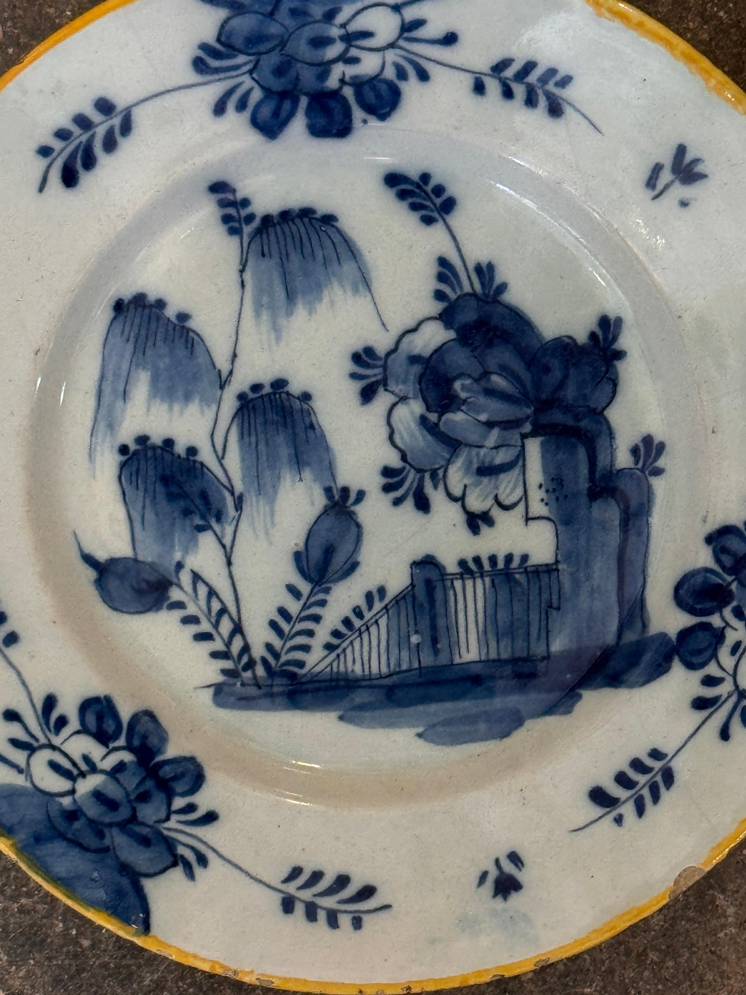 Néerlandais Assiette hollandaise Delft bleue et blanche à bord jaune en vente