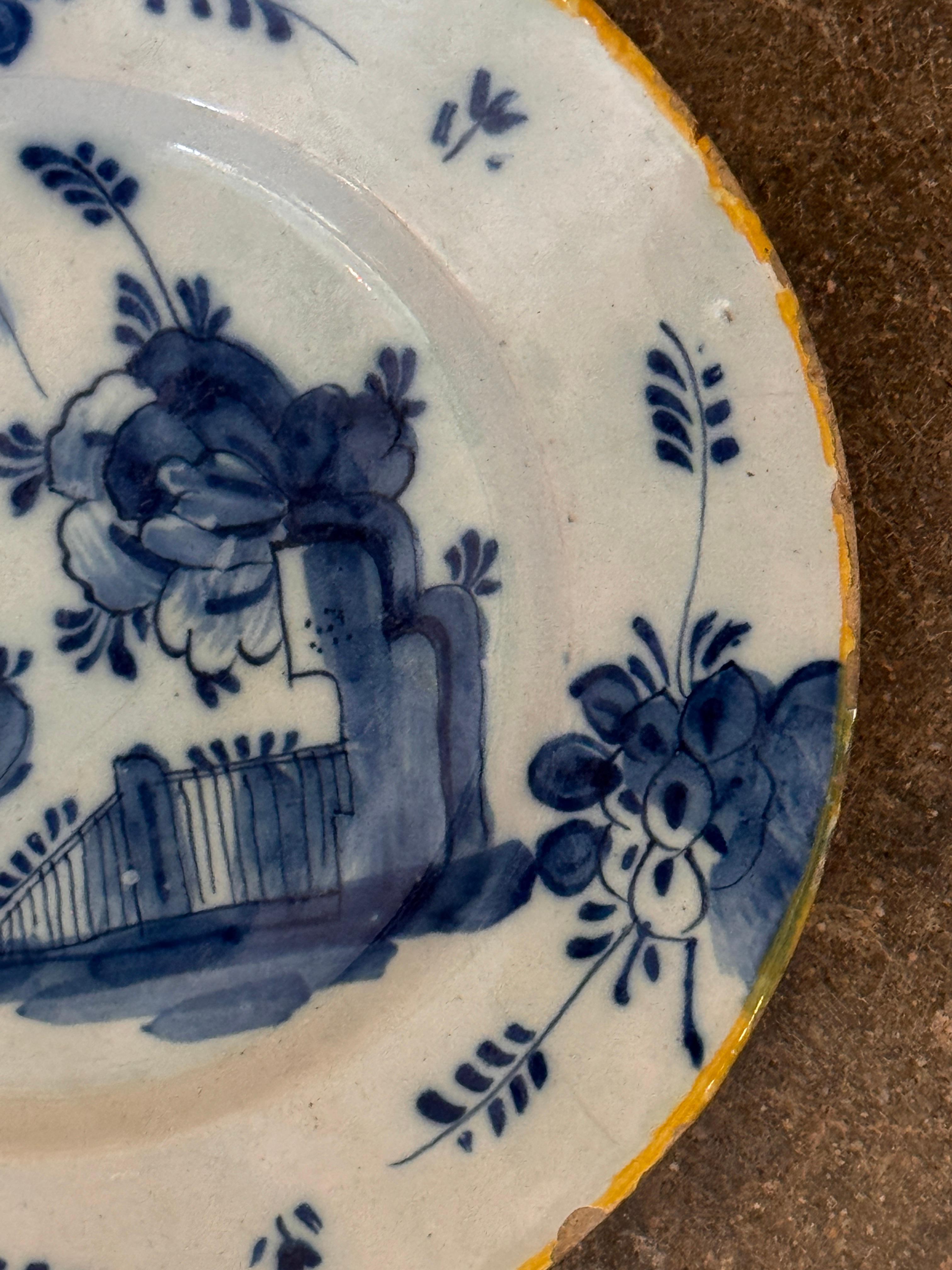 XVIIIe siècle et antérieur Assiette hollandaise Delft bleue et blanche à bord jaune en vente