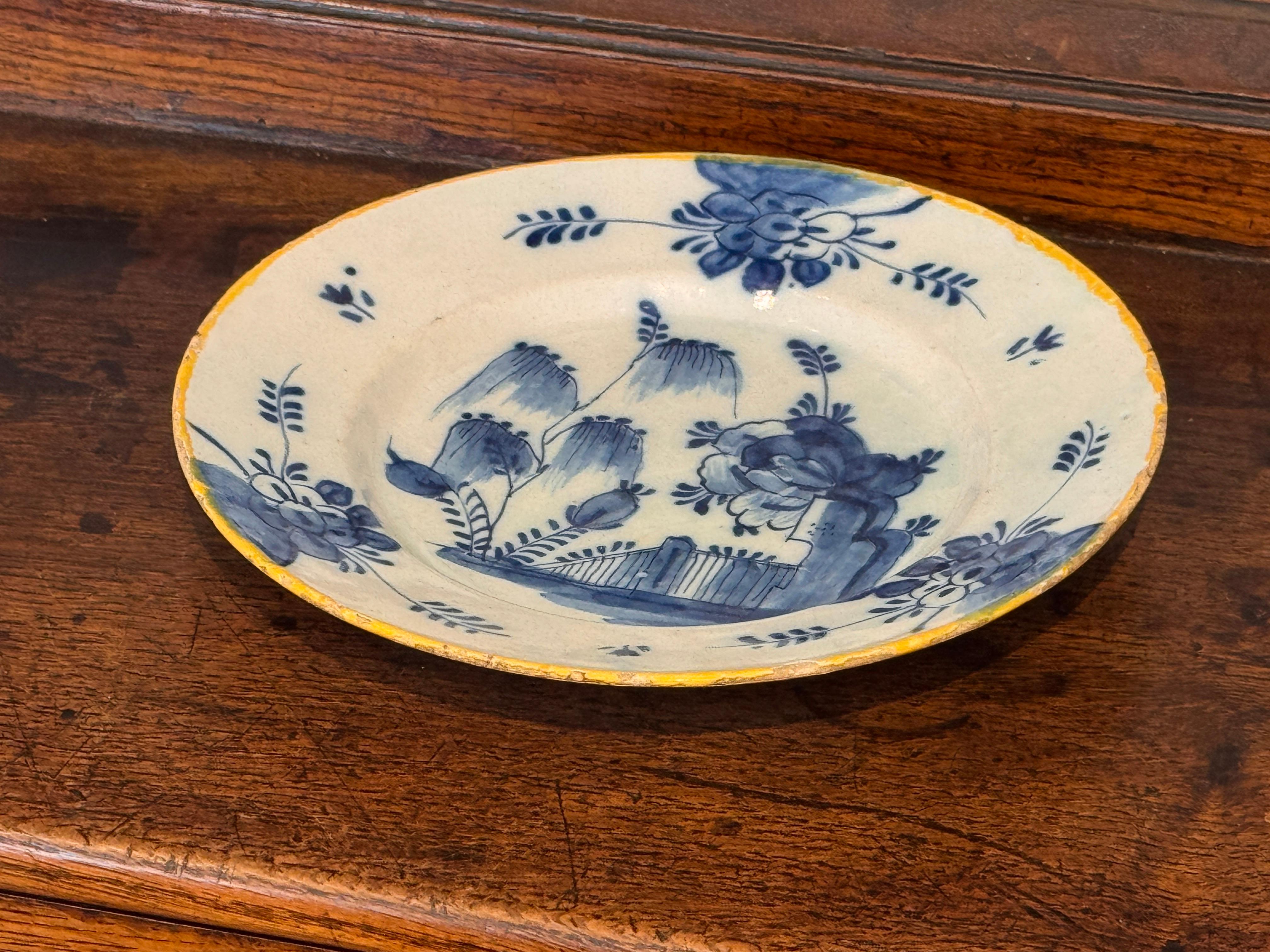 Faïence de Delft Assiette hollandaise Delft bleue et blanche à bord jaune en vente