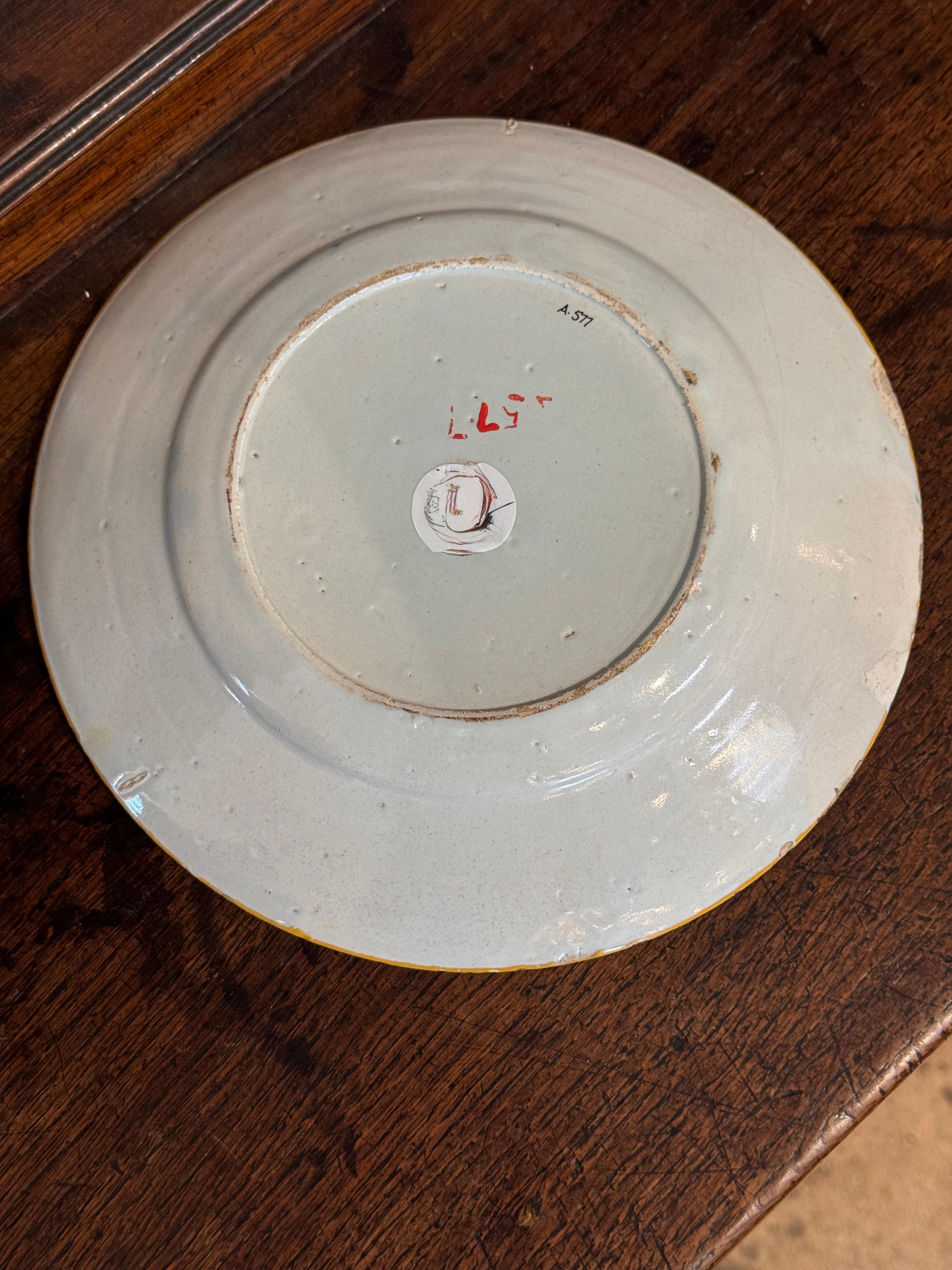 Assiette hollandaise Delft bleue et blanche à bord jaune en vente 1