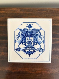 Carreau de porcelaine bleu et blanc de Delft, orné d'un blason