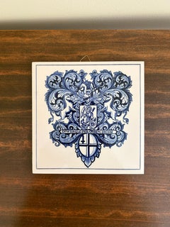 Niederländische Porzellanfliese im Delft-Stil, blau-weiß, mit Wappen