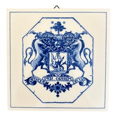 Carreau de porcelaine bleu et blanc de Delft, orné d'un blason