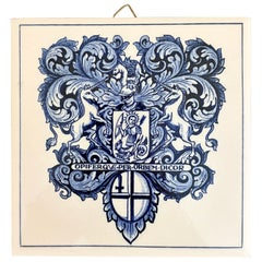 Niederländische Porzellanfliese im Delft-Stil, blau-weiß, mit Wappen