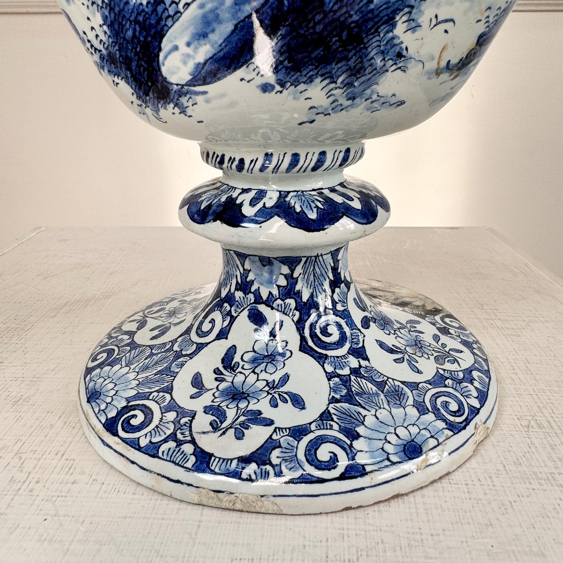 Jarrón con asa de cisne azul y blanco de Delft holandés en venta 2