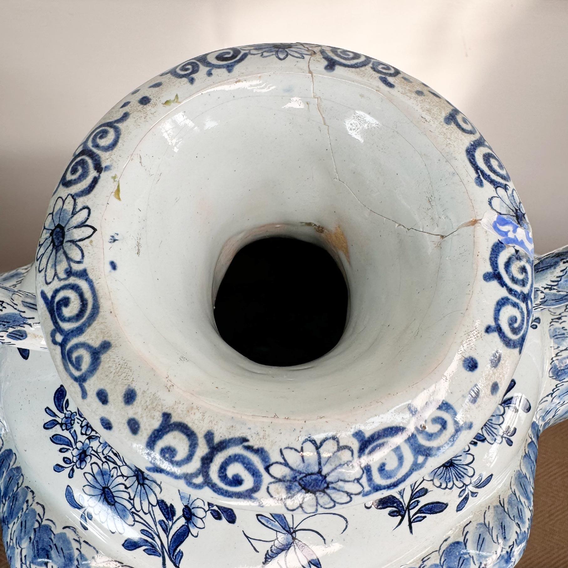 Jarrón con asa de cisne azul y blanco de Delft holandés en venta 4