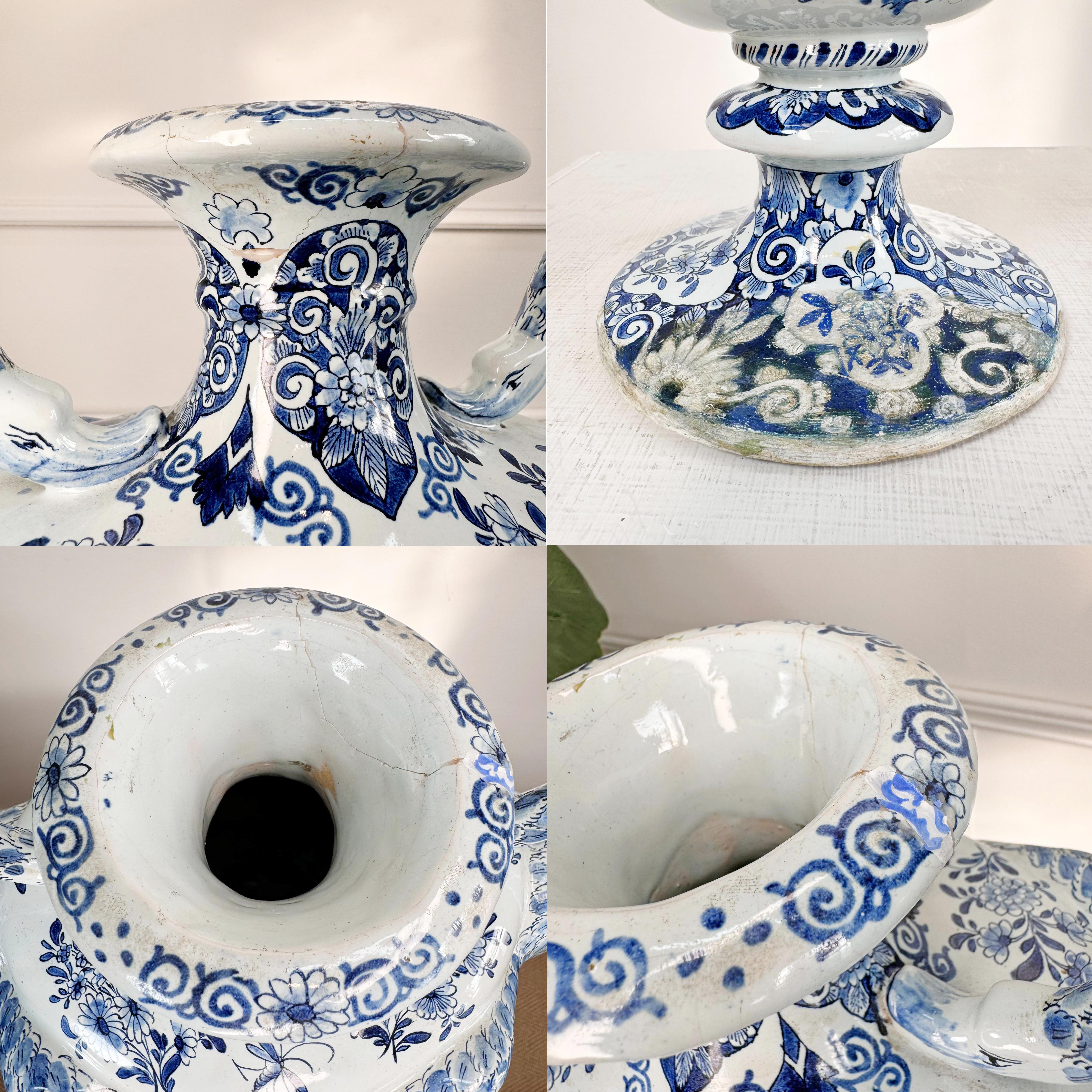 Jarrón con asa de cisne azul y blanco de Delft holandés en venta 5