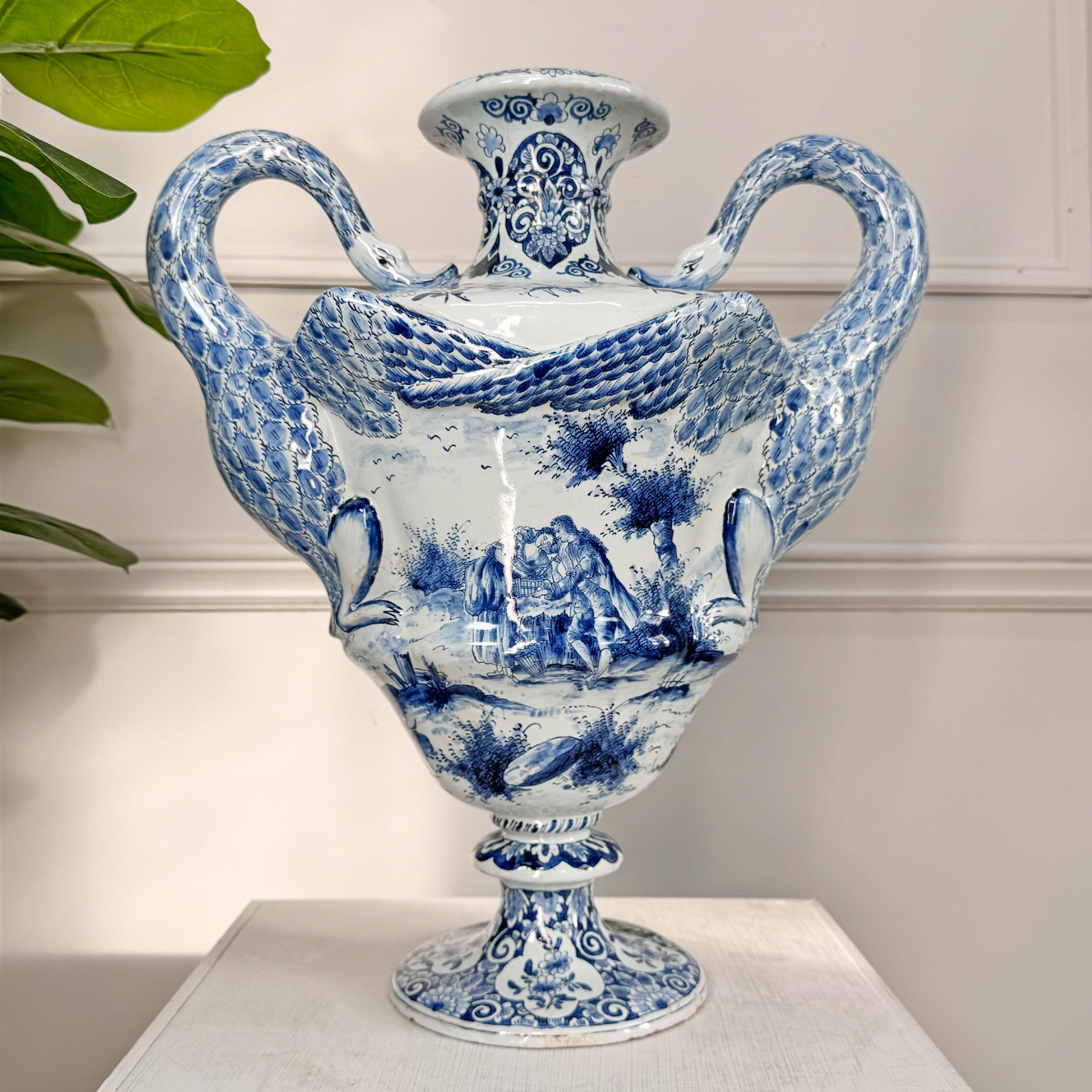 Vase hollandais du 19e siècle en bleu et blanc de Delft avec des anses en forme de cygne stylisé et décoré de part et d'autre de scènes champêtres. Une belle pièce décorative.



Le vase présente des zones de réparation et de restauration anciennes,
