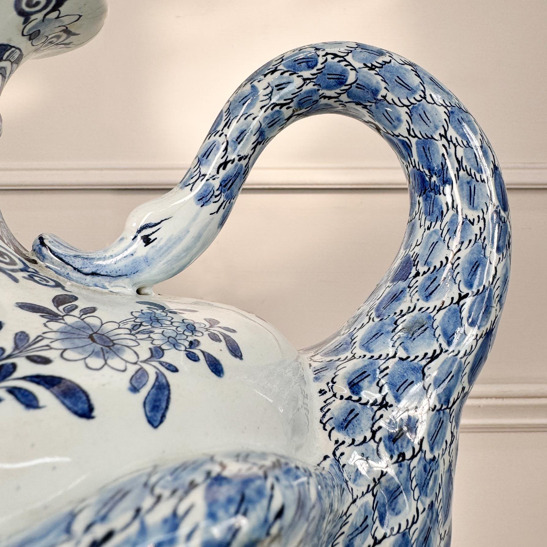 Jarrón con asa de cisne azul y blanco de Delft holandés Barroco en venta