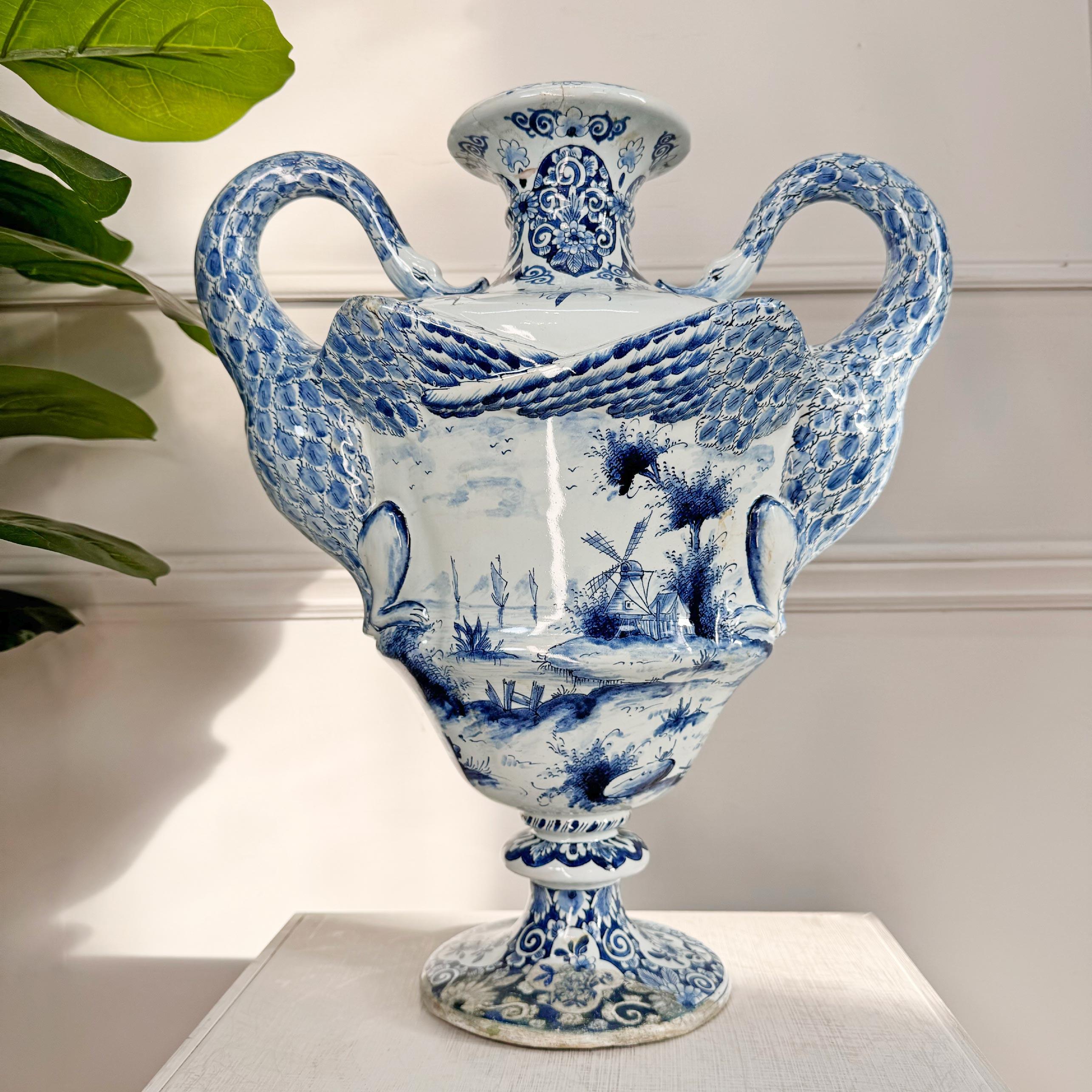 Néerlandais Vase à anses en forme de cygne, bleu et blanc, Delft, Pays-Bas en vente