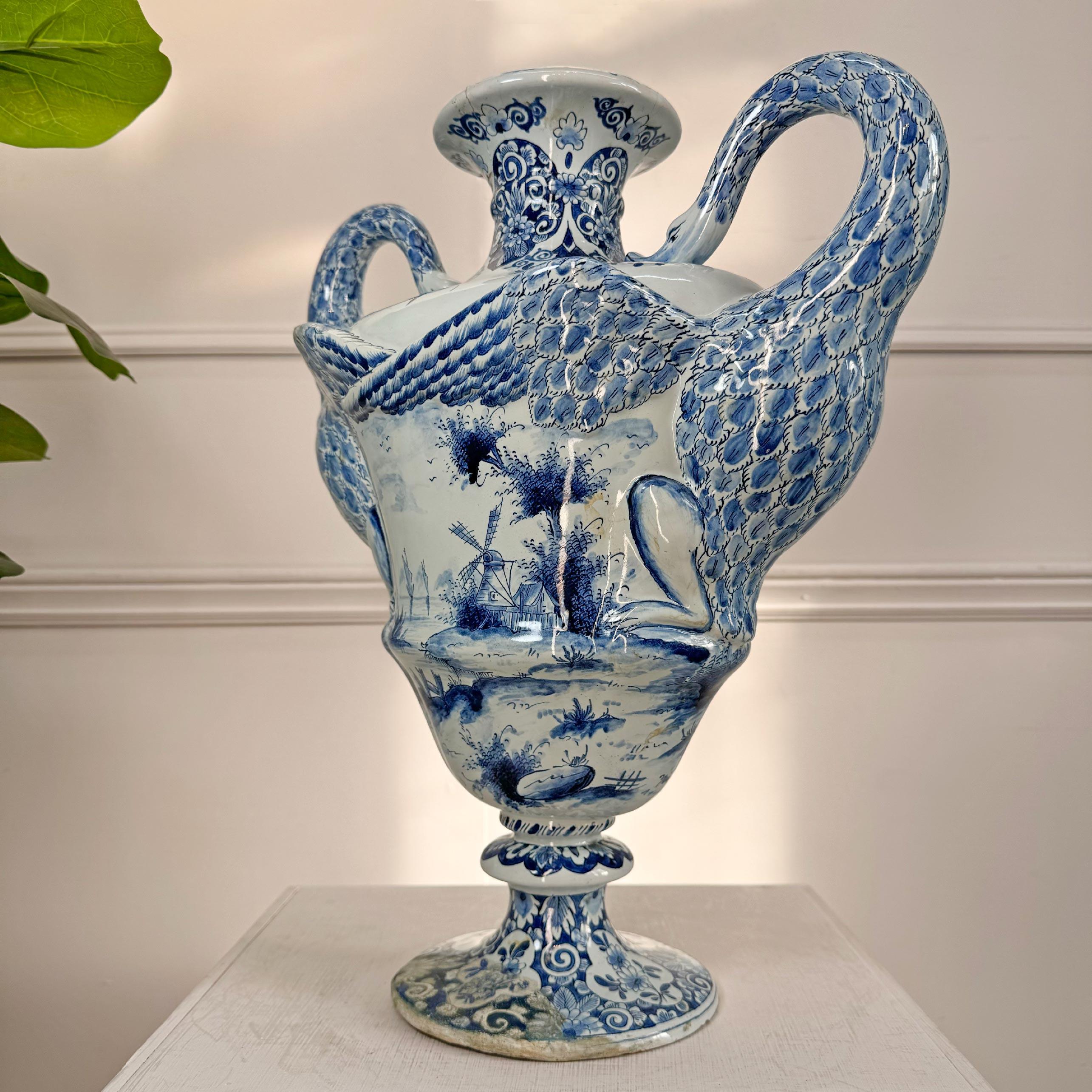 Jarrón con asa de cisne azul y blanco de Delft holandés Holandés en venta