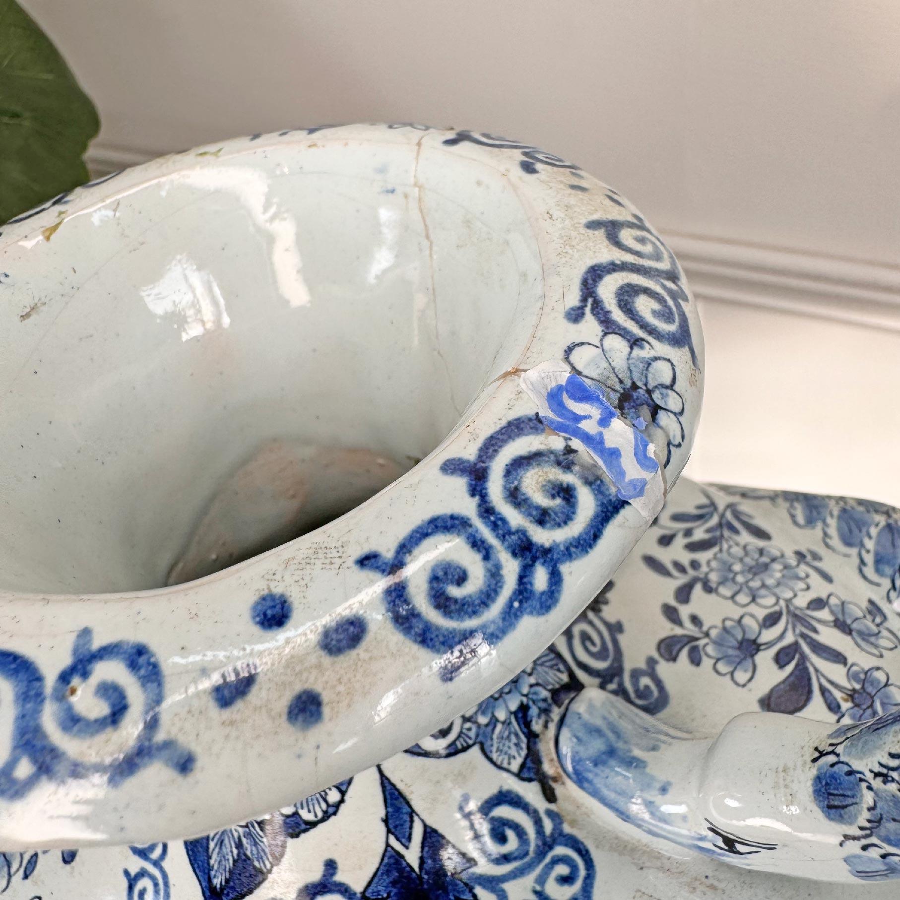 Jarrón con asa de cisne azul y blanco de Delft holandés Hecho a mano en venta