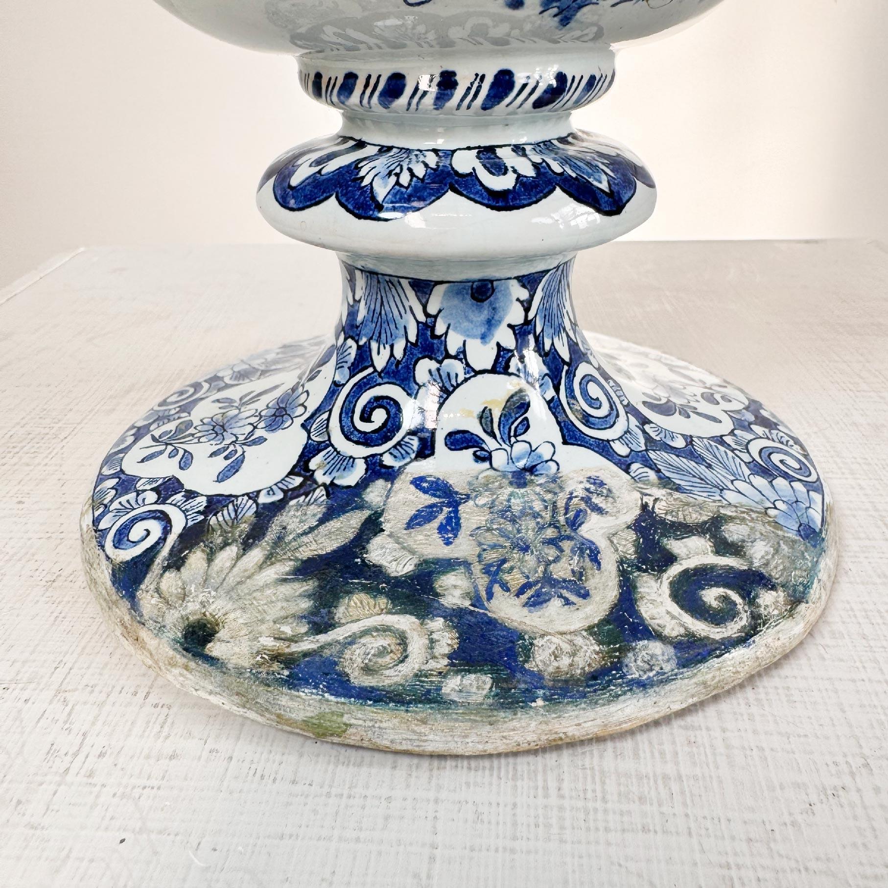 Jarrón con asa de cisne azul y blanco de Delft holandés en Bastante bueno estado para la venta en Hastings, GB