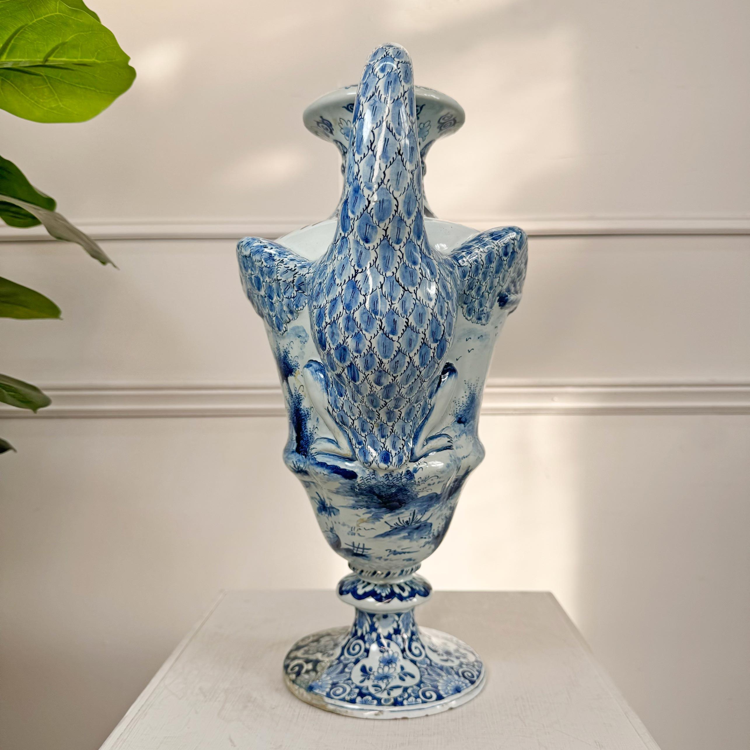 Jarrón con asa de cisne azul y blanco de Delft holandés siglo XIX en venta