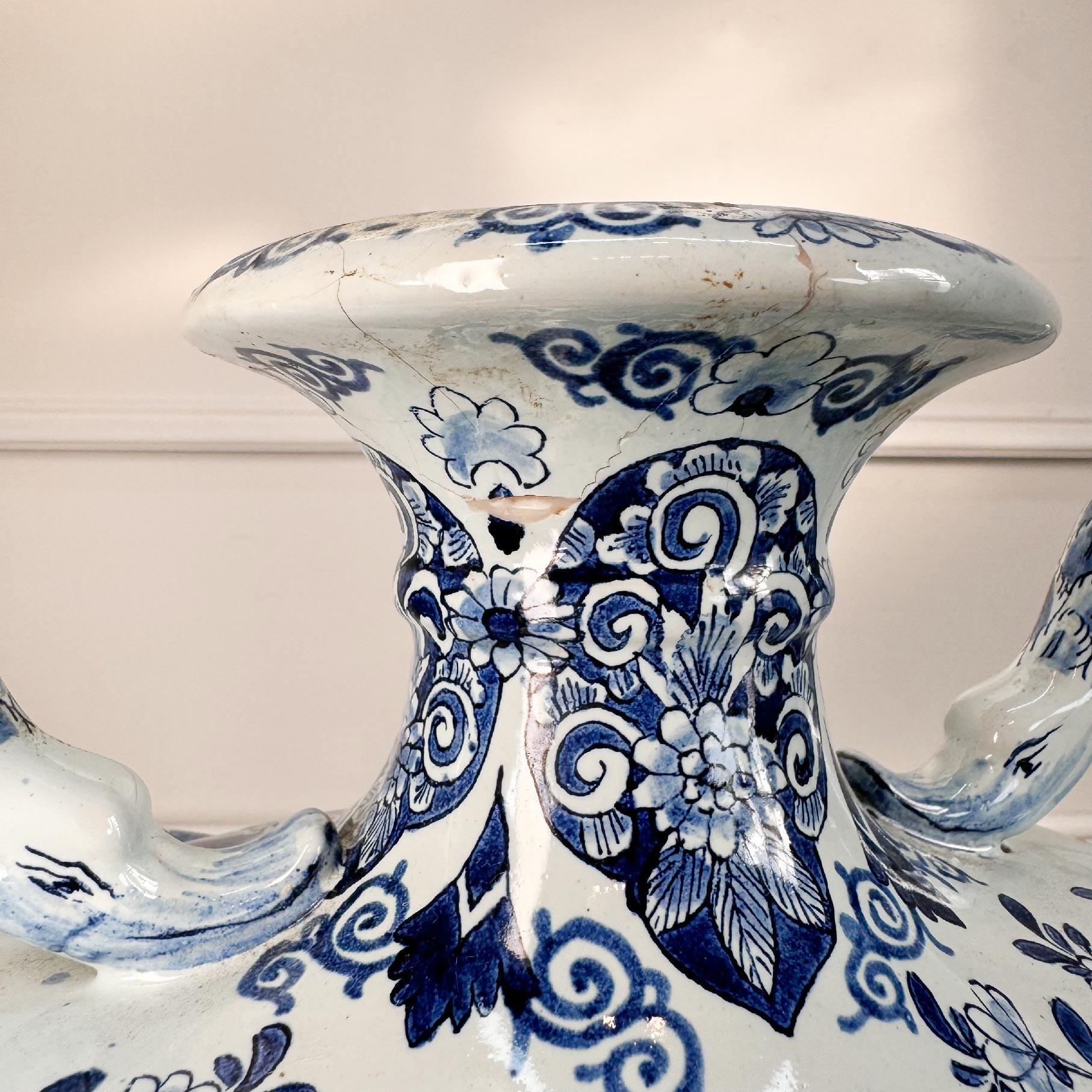 Jarrón con asa de cisne azul y blanco de Delft holandés Cerámico en venta