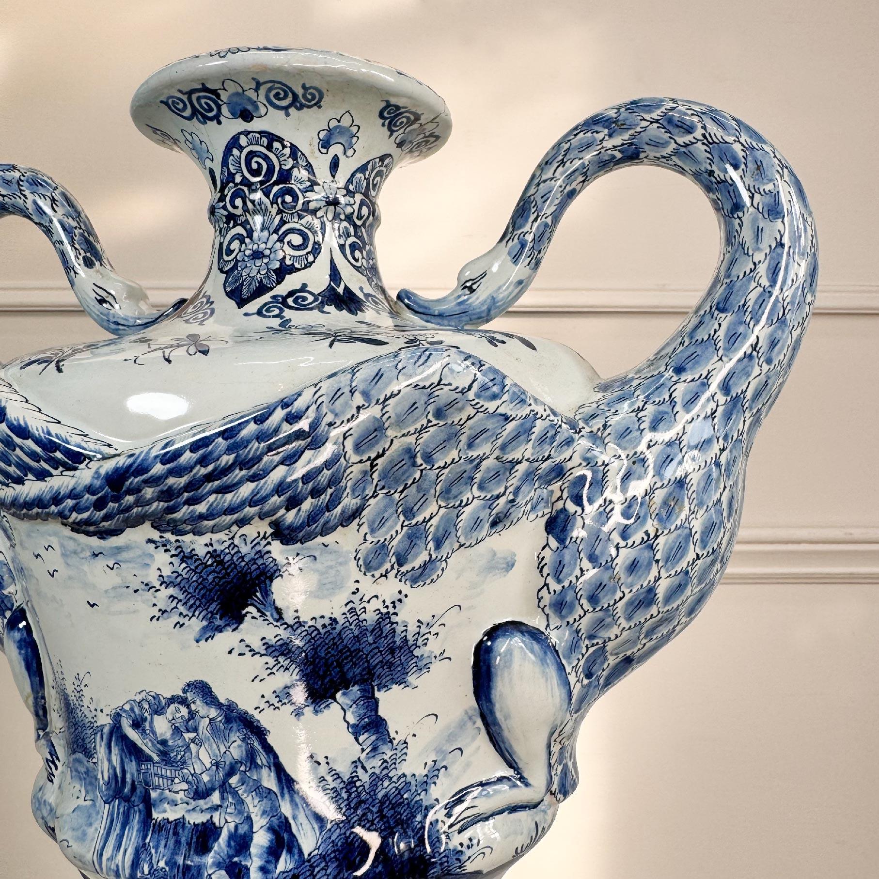 Jarrón con asa de cisne azul y blanco de Delft holandés en venta 1