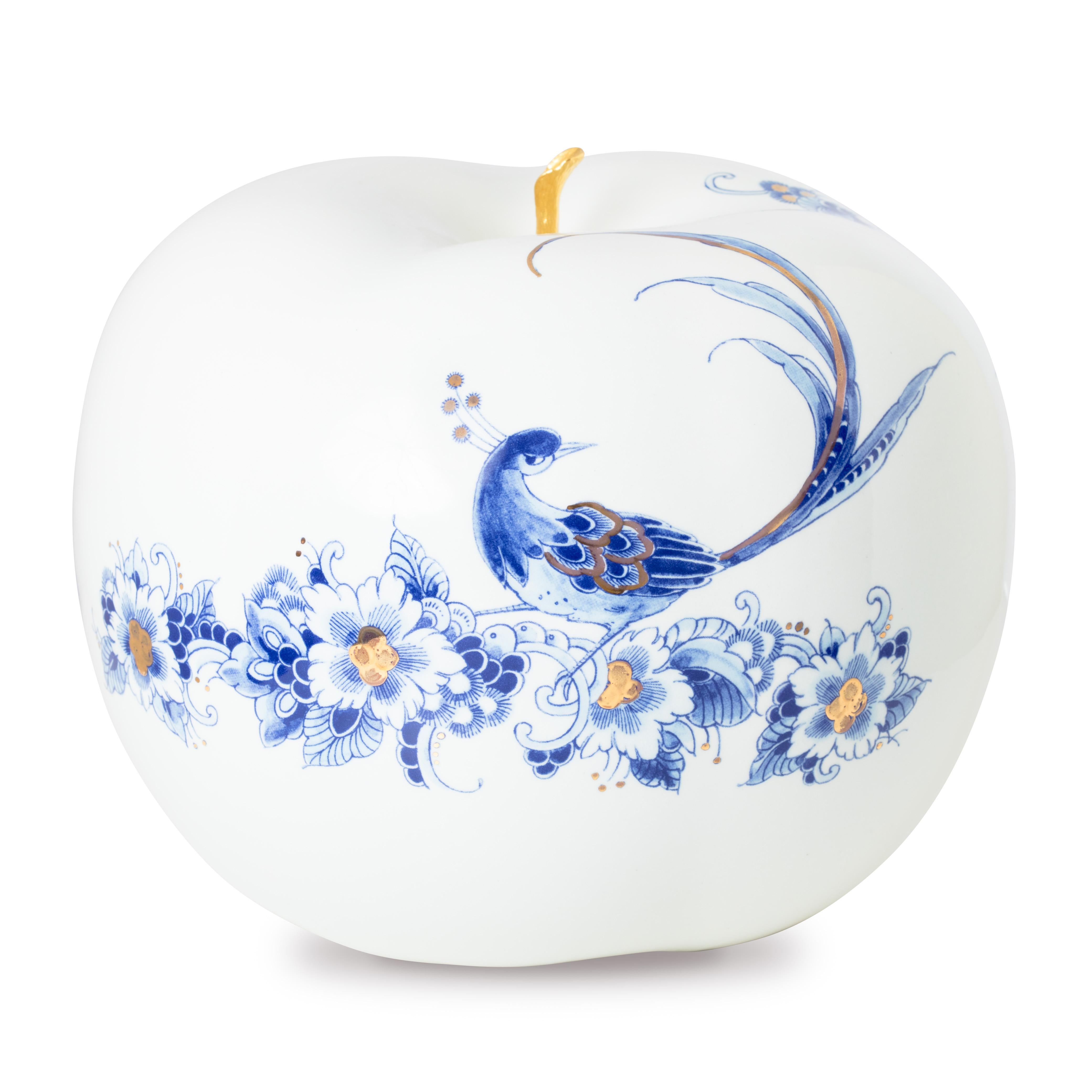 FLEUR Royal Dots 29 cm is part of the ROYAL BLUE COLLECTION ® – BLOOM Edition. The collection consists of different sizes of handmade apples of excellent ceramics with beautiful Delft Blue decorations. The object is decorated with a plated 24 krt.